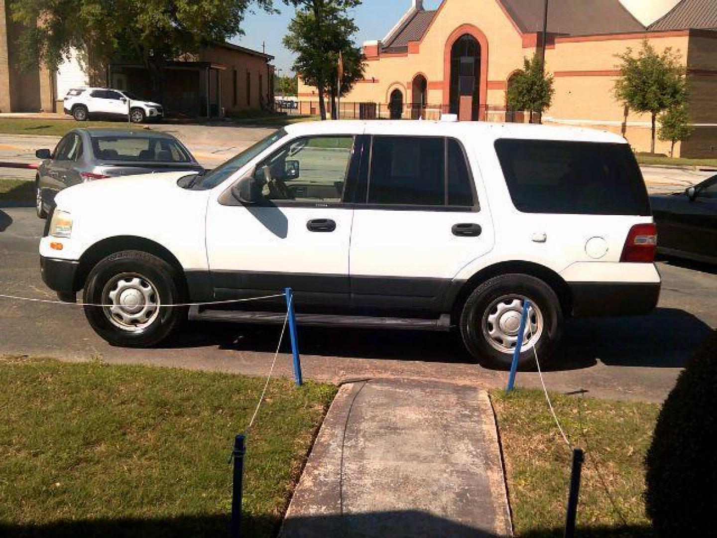 2010 Oxford White /Camel Leather Interior Ford Expedition XLT 2WD (1FMJU1F55AE) with an 5.4L V8 SOHC 16V FFV engine, 6-Speed Automatic transmission, located at 116 N. Frazier Street, Conroe, TX, 77301, (936) 647-0690, 30.308662, -95.460480 - Photo#3