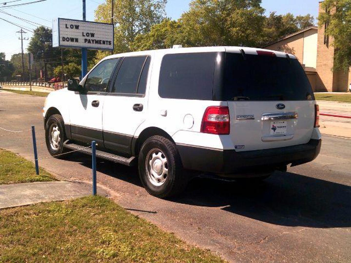 2010 Oxford White /Camel Leather Interior Ford Expedition XLT 2WD (1FMJU1F55AE) with an 5.4L V8 SOHC 16V FFV engine, 6-Speed Automatic transmission, located at 116 N. Frazier Street, Conroe, TX, 77301, (936) 647-0690, 30.308662, -95.460480 - Photo#4