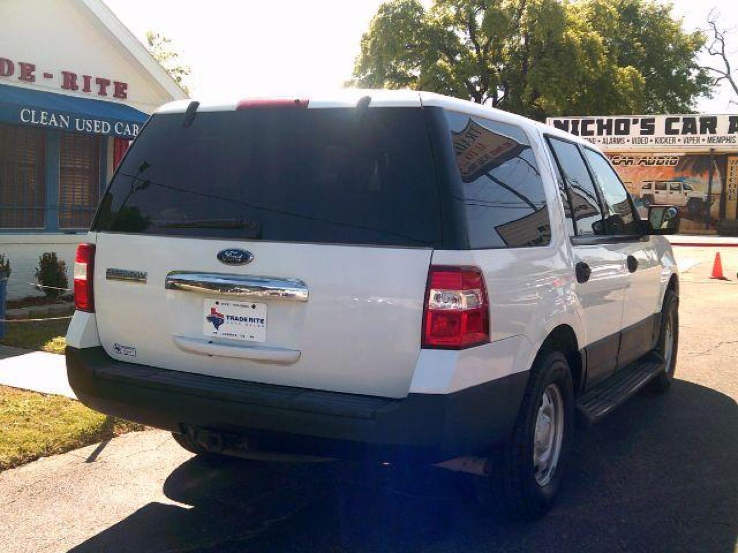 2010 Oxford White /Camel Leather Interior Ford Expedition XLT 2WD (1FMJU1F55AE) with an 5.4L V8 SOHC 16V FFV engine, 6-Speed Automatic transmission, located at 116 N. Frazier Street, Conroe, TX, 77301, (936) 647-0690, 30.308662, -95.460480 - Photo#5