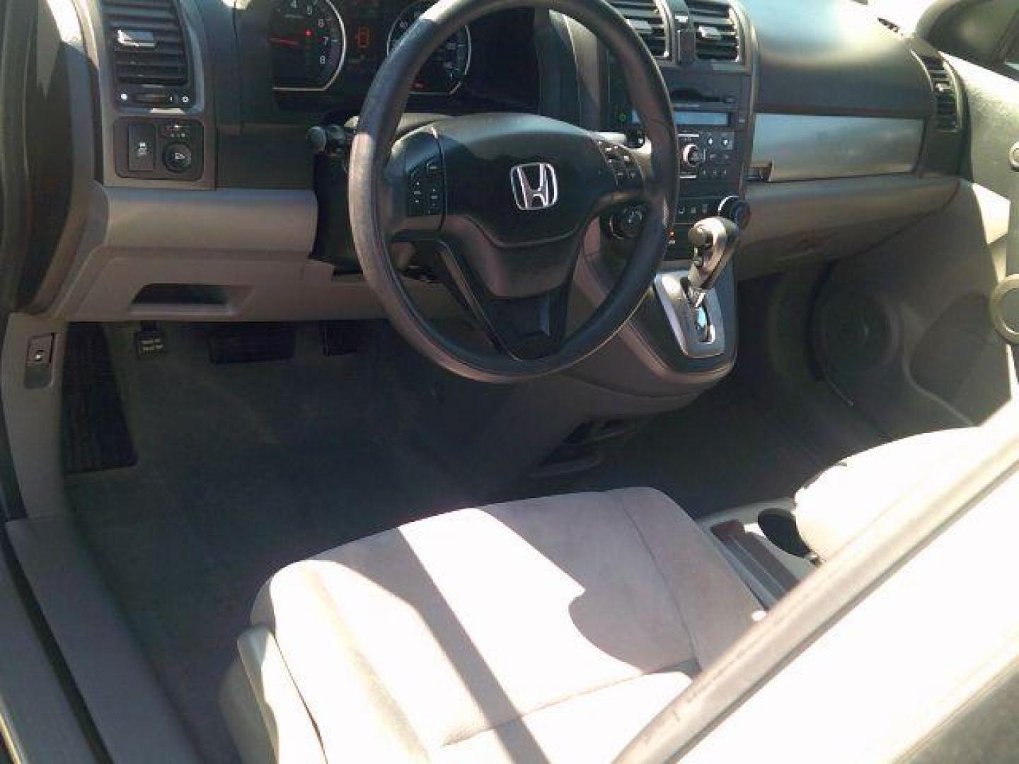 2011 Alabaster Silver Metallic /Gray Cloth Interior Honda CR-V SE 2WD 5-Speed AT (JHLRE3H43BC) with an 2.4L L4 DOHC 16V engine, 5-Speed Automatic transmission, located at 116 N. Frazier Street, Conroe, TX, 77301, (936) 647-0690, 30.308662, -95.460480 - Photo#7