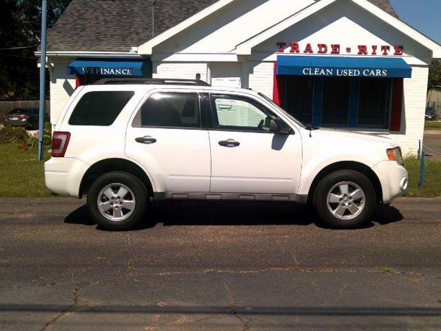 2009 White Suede /Charcoal Black Cloth Interior Ford Escape XLT FWD V6 (1FMCU03G79K) with an 3.0L V6 DOHC 24V engine, 4-Speed Automatic transmission, located at 116 N. Frazier Street, Conroe, TX, 77301, (936) 647-0690, 30.308662, -95.460480 - Photo#0