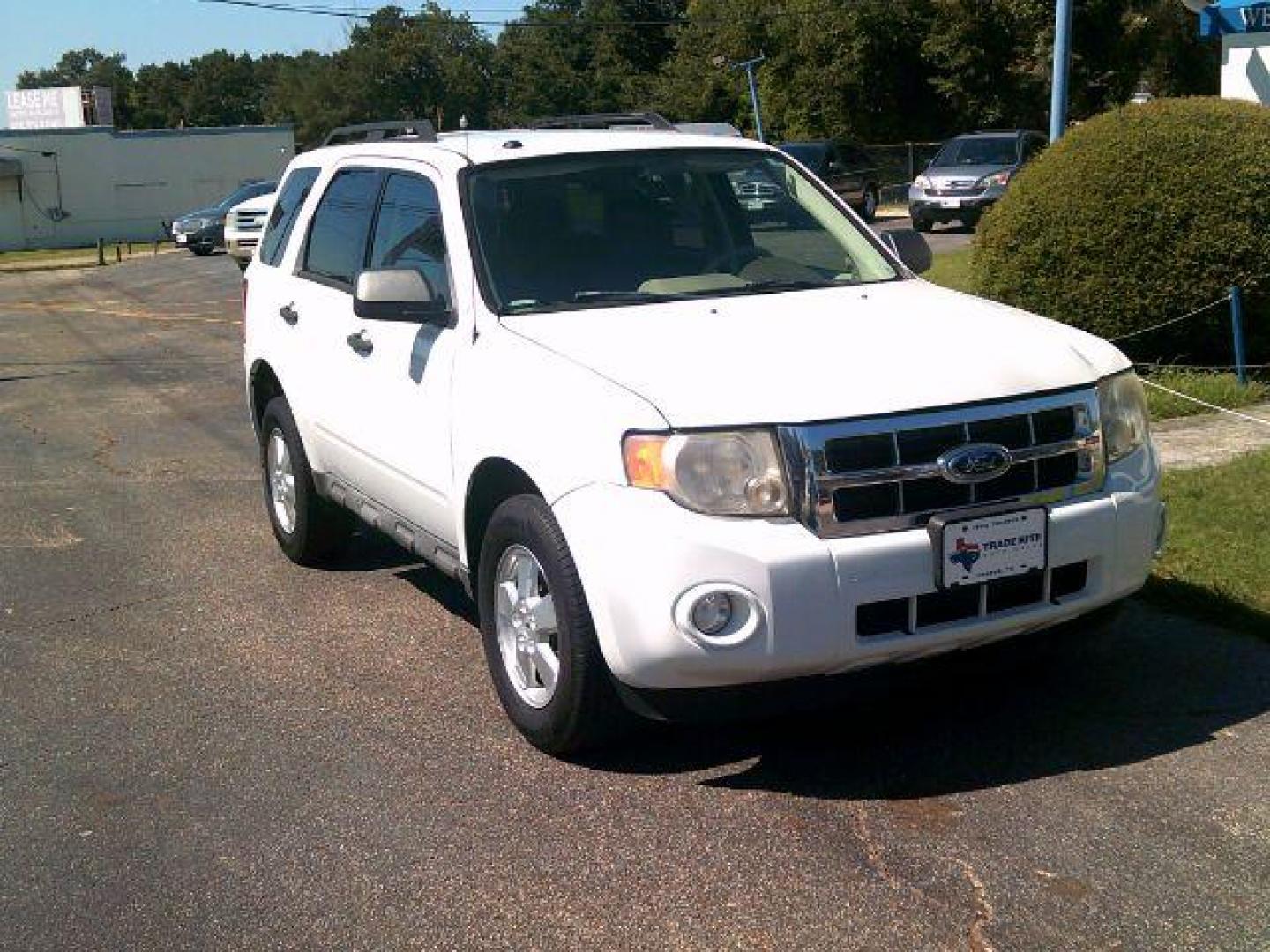 2009 White Suede /Charcoal Black Cloth Interior Ford Escape XLT FWD V6 (1FMCU03G79K) with an 3.0L V6 DOHC 24V engine, 4-Speed Automatic transmission, located at 116 N. Frazier Street, Conroe, TX, 77301, (936) 647-0690, 30.308662, -95.460480 - Photo#1