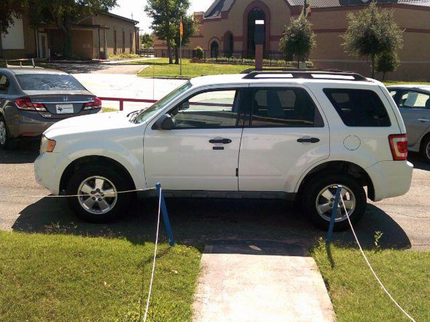 2009 White Suede /Charcoal Black Cloth Interior Ford Escape XLT FWD V6 (1FMCU03G79K) with an 3.0L V6 DOHC 24V engine, 4-Speed Automatic transmission, located at 116 N. Frazier Street, Conroe, TX, 77301, (936) 647-0690, 30.308662, -95.460480 - Photo#3