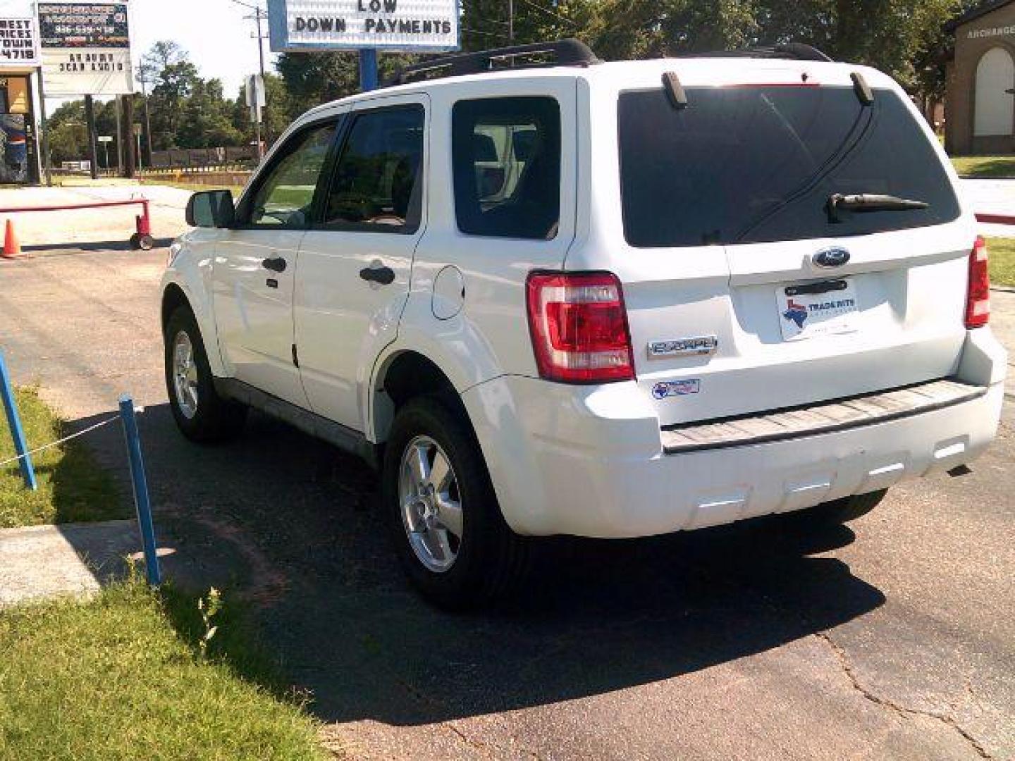 2009 White Suede /Charcoal Black Cloth Interior Ford Escape XLT FWD V6 (1FMCU03G79K) with an 3.0L V6 DOHC 24V engine, 4-Speed Automatic transmission, located at 116 N. Frazier Street, Conroe, TX, 77301, (936) 647-0690, 30.308662, -95.460480 - Photo#4