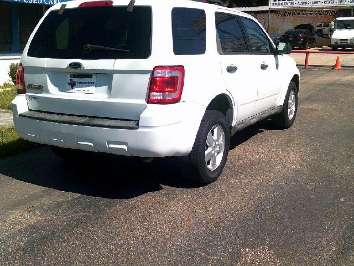 2009 White Suede /Charcoal Black Cloth Interior Ford Escape XLT FWD V6 (1FMCU03G79K) with an 3.0L V6 DOHC 24V engine, 4-Speed Automatic transmission, located at 116 N. Frazier Street, Conroe, TX, 77301, (936) 647-0690, 30.308662, -95.460480 - Photo#5