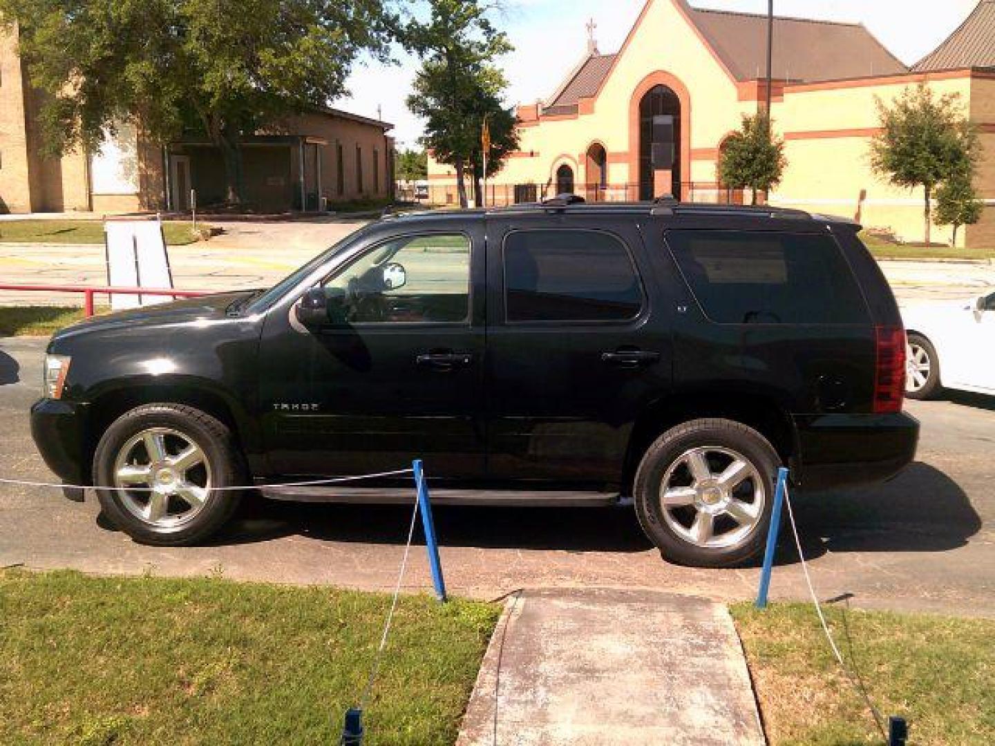 2011 Black /Ebony Leather Interior Chevrolet Tahoe LT 2WD (1GNSCBE07BR) with an 5.3L V8 OHV 16V FFV engine, 6-Speed Automatic transmission, located at 116 N. Frazier Street, Conroe, TX, 77301, (936) 647-0690, 30.308662, -95.460480 - Photo#3