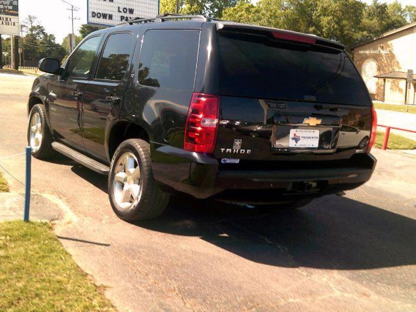 2011 Black /Ebony Leather Interior Chevrolet Tahoe LT 2WD (1GNSCBE07BR) with an 5.3L V8 OHV 16V FFV engine, 6-Speed Automatic transmission, located at 116 N. Frazier Street, Conroe, TX, 77301, (936) 647-0690, 30.308662, -95.460480 - Photo#4