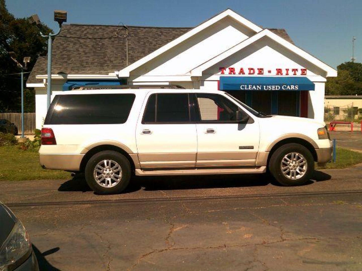 2007 Ford Expedition EL Eddie Bauer 4WD (1FMFK18517L) with an 5.4L V8 SOHC 16V engine, 6-Speed Automatic transmission, located at 116 N. Frazier Street, Conroe, TX, 77301, (936) 647-0690, 30.308662, -95.460480 - Photo#0