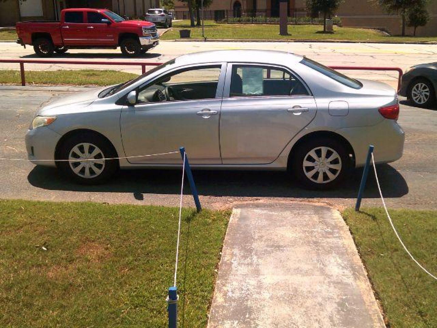 2010 Classic Silver Metallic /Ash Cloth Interior Toyota Corolla LE 4-Speed AT (1NXBU4EE7AZ) with an 1.8L L4 DOHC 16V engine, 4-Speed Automatic transmission, located at 116 N. Frazier Street, Conroe, TX, 77301, (936) 647-0690, 30.308662, -95.460480 - Photo#3