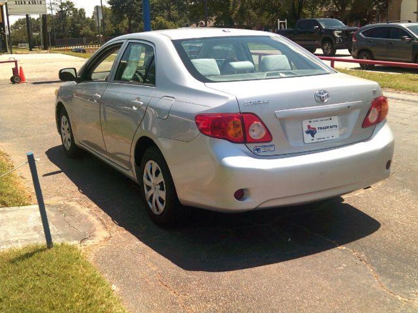 2010 Classic Silver Metallic /Ash Cloth Interior Toyota Corolla LE 4-Speed AT (1NXBU4EE7AZ) with an 1.8L L4 DOHC 16V engine, 4-Speed Automatic transmission, located at 116 N. Frazier Street, Conroe, TX, 77301, (936) 647-0690, 30.308662, -95.460480 - Photo#4