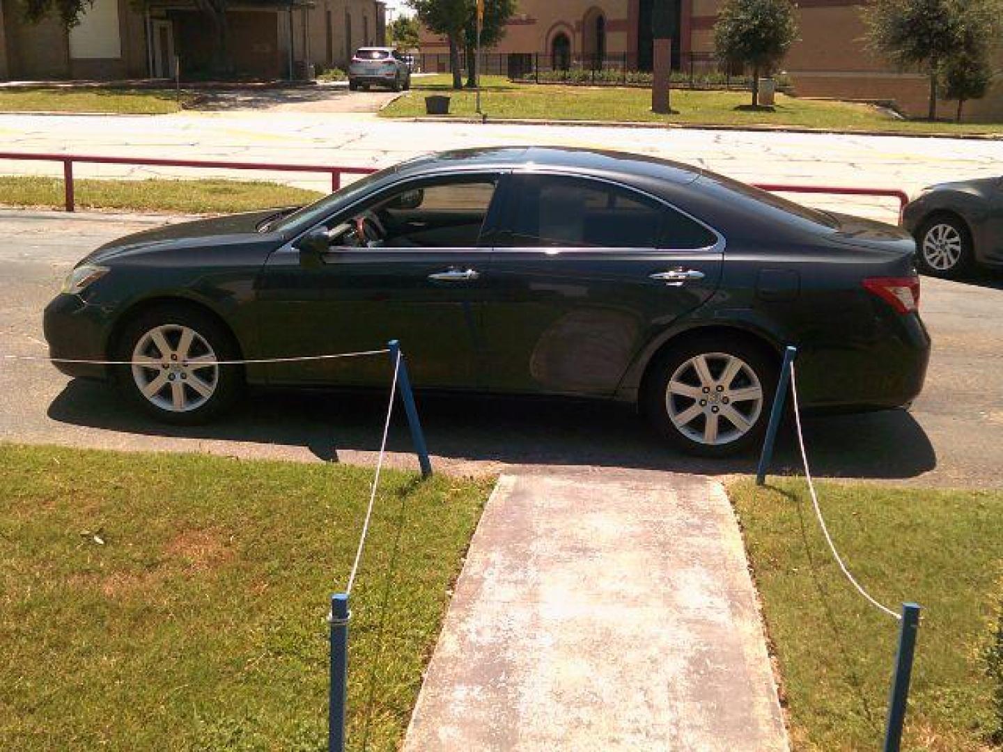 2009 Smoky Granite Mica /Light Gray Leather Interior Lexus ES 350 Sedan (JTHBJ46G292) with an 3.5L V6 DOHC 24V engine, 6-Speed Automatic transmission, located at 116 N. Frazier Street, Conroe, TX, 77301, (936) 647-0690, 30.308662, -95.460480 - Photo#3