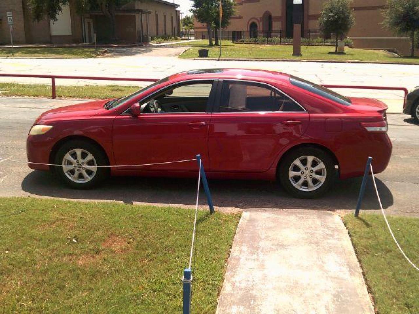 2011 Barcelona Red Metallic /Ash Cloth Interior Toyota Camry LE 6-Spd AT (4T4BF3EK5BR) with an 2.5L L4 DOHC 16V engine, 6-Speed Automatic transmission, located at 116 N. Frazier Street, Conroe, TX, 77301, (936) 647-0690, 30.308662, -95.460480 - Photo#4