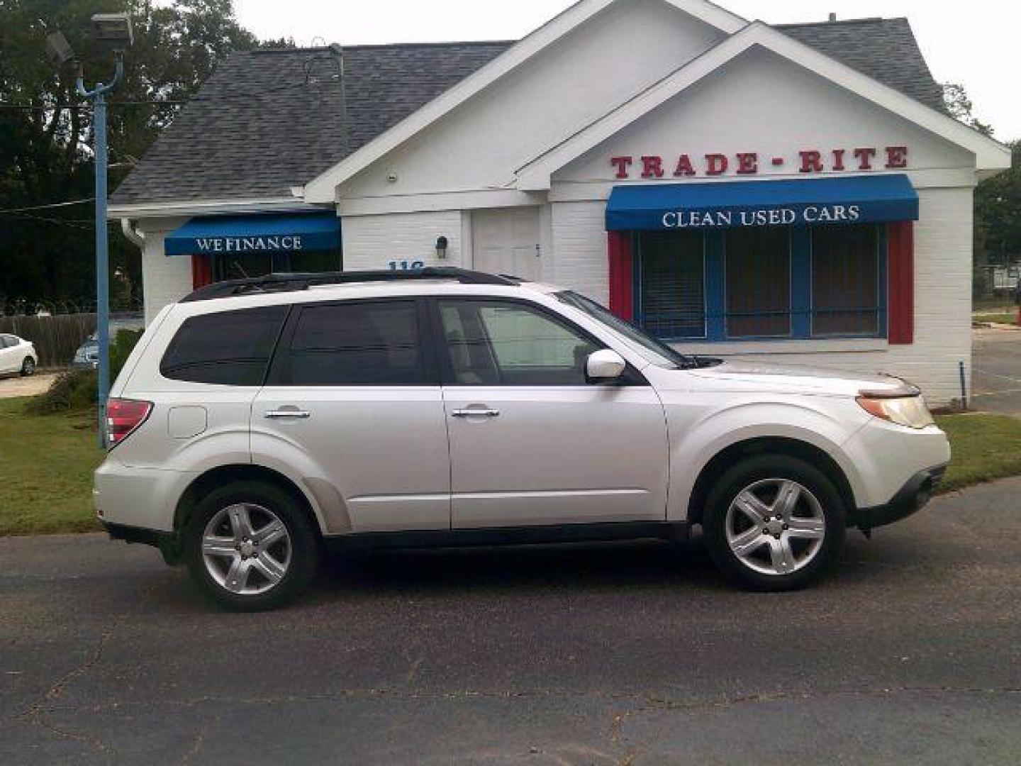 2010 Satin White Pearl /Aurora Platinum Cloth Interior Subaru Forester 2.5X Premium (JF2SH6CCXAH) with an 2.5L H4 SOHC 16V engine, 4-Speed Automatic transmission, located at 116 N. Frazier Street, Conroe, TX, 77301, (936) 647-0690, 30.308662, -95.460480 - Photo#0