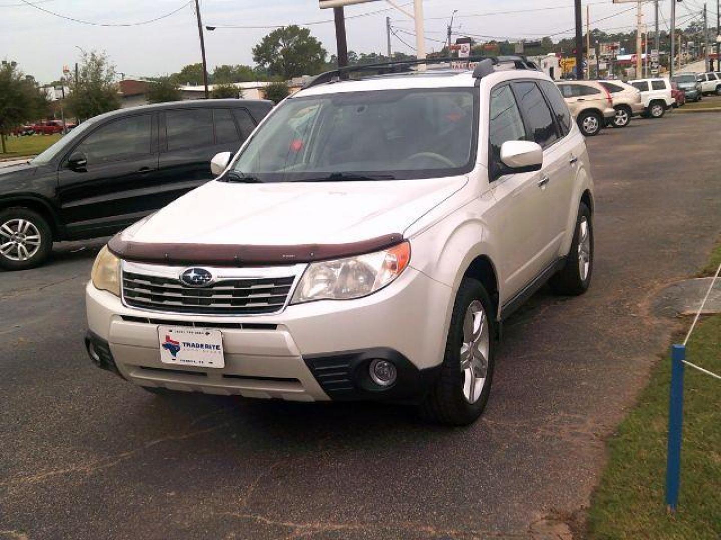 2010 Satin White Pearl /Aurora Platinum Cloth Interior Subaru Forester 2.5X Premium (JF2SH6CCXAH) with an 2.5L H4 SOHC 16V engine, 4-Speed Automatic transmission, located at 116 N. Frazier Street, Conroe, TX, 77301, (936) 647-0690, 30.308662, -95.460480 - Photo#2