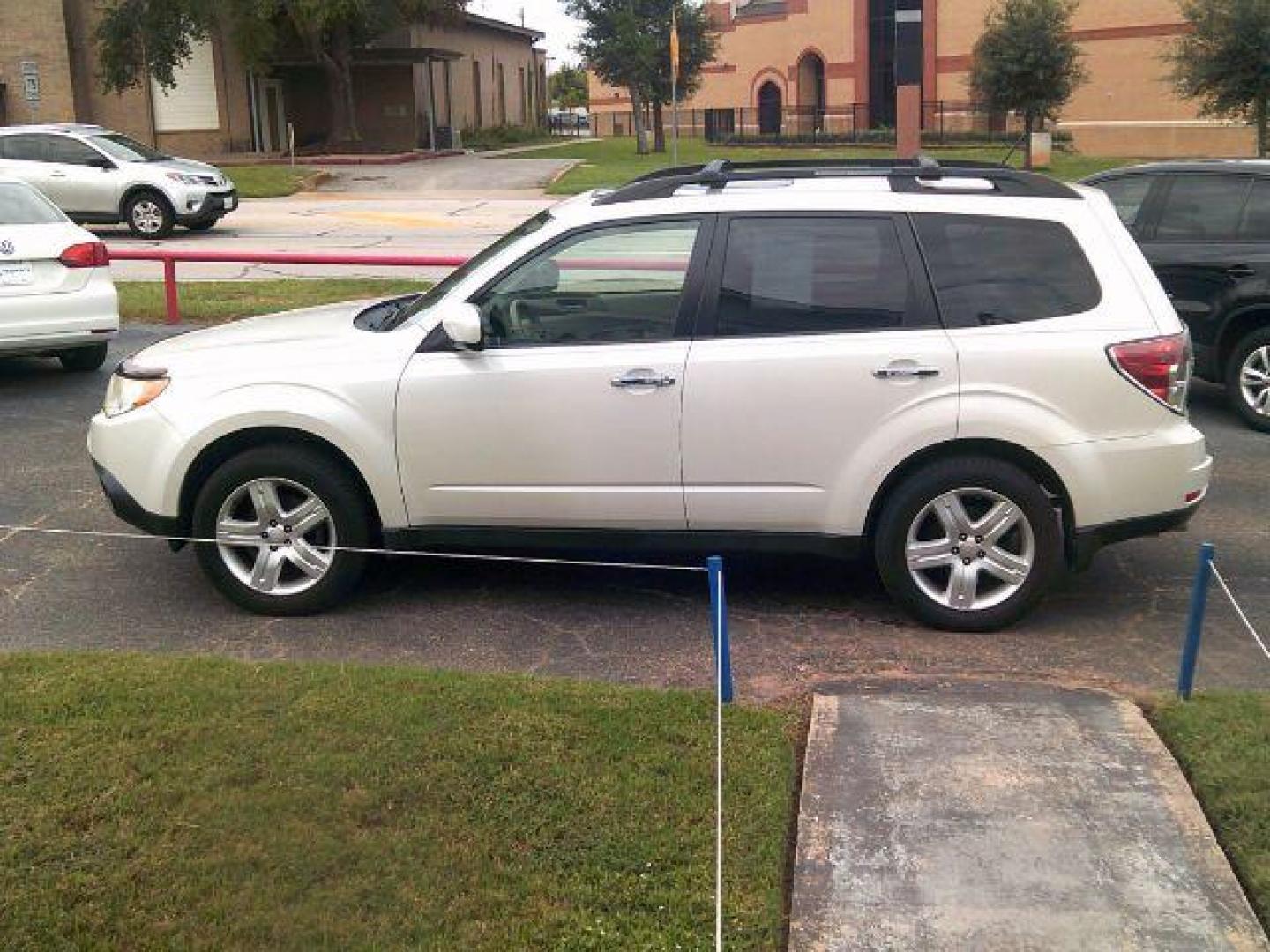 2010 Satin White Pearl /Aurora Platinum Cloth Interior Subaru Forester 2.5X Premium (JF2SH6CCXAH) with an 2.5L H4 SOHC 16V engine, 4-Speed Automatic transmission, located at 116 N. Frazier Street, Conroe, TX, 77301, (936) 647-0690, 30.308662, -95.460480 - Photo#3