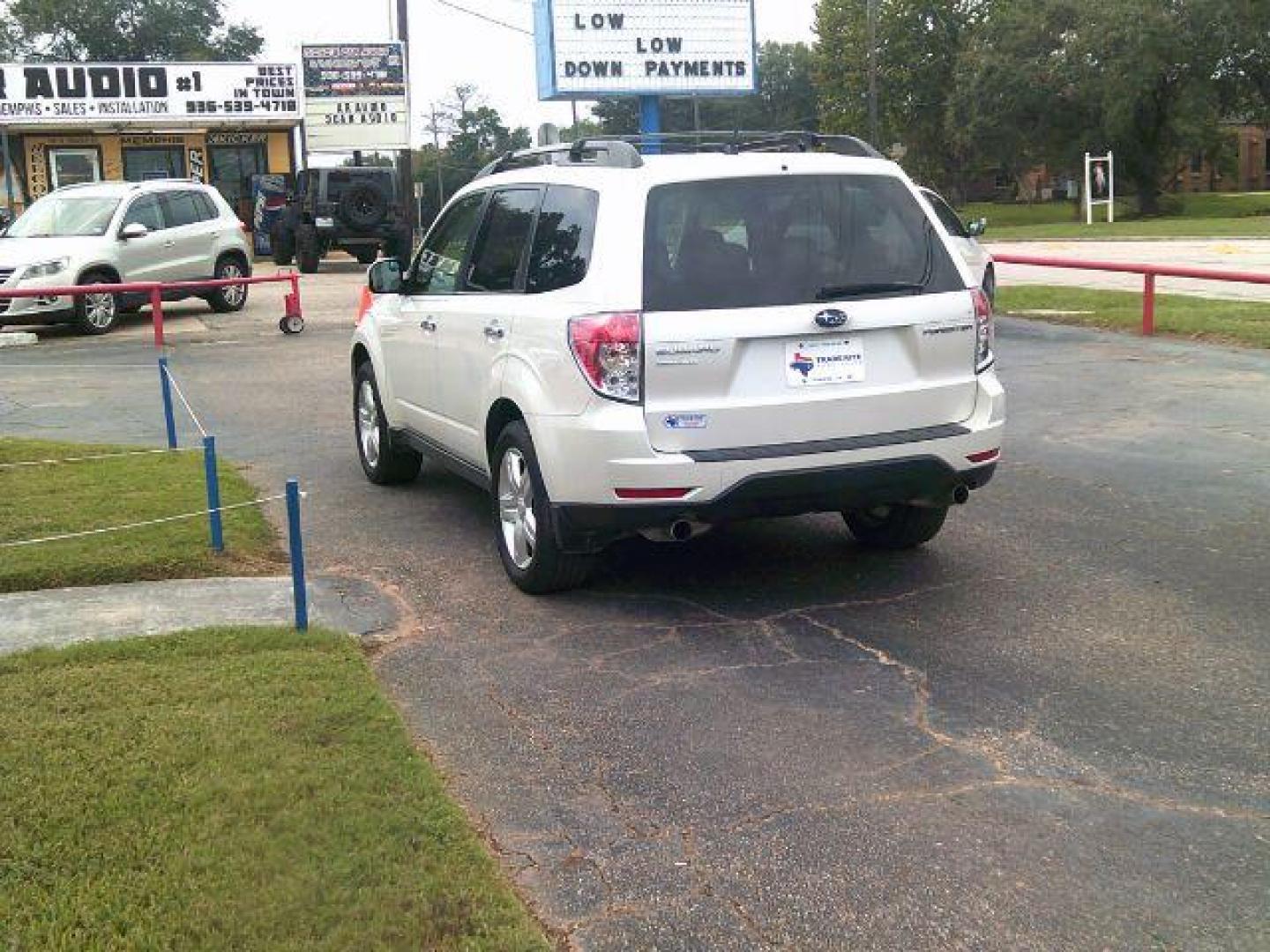 2010 Satin White Pearl /Aurora Platinum Cloth Interior Subaru Forester 2.5X Premium (JF2SH6CCXAH) with an 2.5L H4 SOHC 16V engine, 4-Speed Automatic transmission, located at 116 N. Frazier Street, Conroe, TX, 77301, (936) 647-0690, 30.308662, -95.460480 - Photo#4