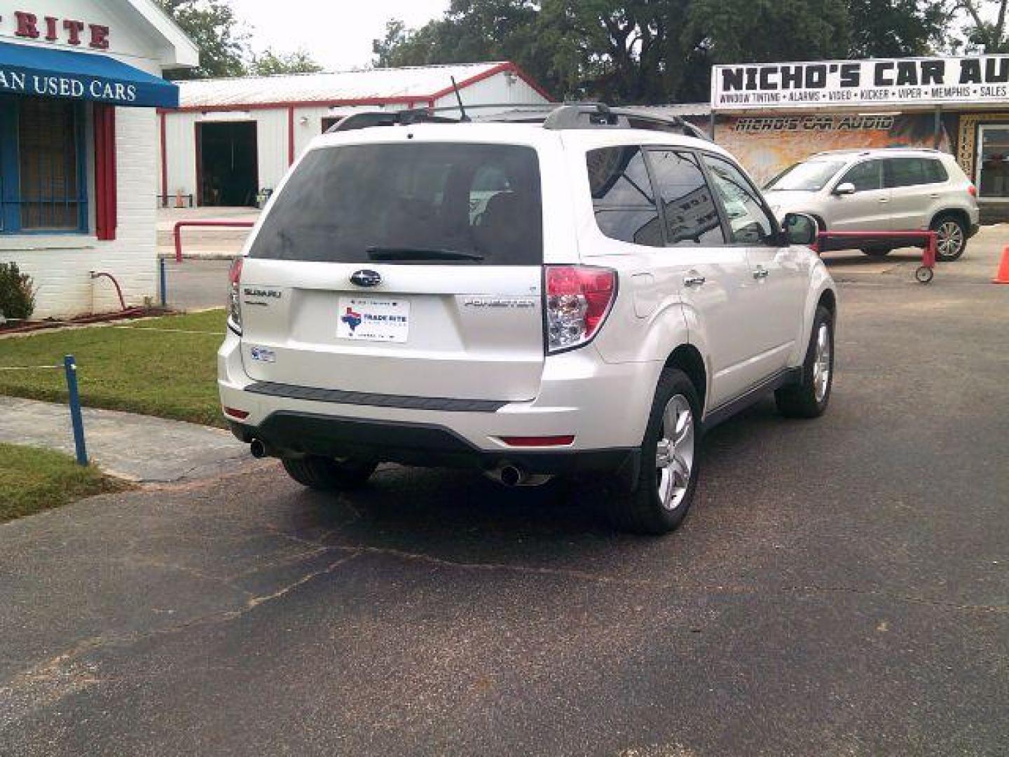 2010 Satin White Pearl /Aurora Platinum Cloth Interior Subaru Forester 2.5X Premium (JF2SH6CCXAH) with an 2.5L H4 SOHC 16V engine, 4-Speed Automatic transmission, located at 116 N. Frazier Street, Conroe, TX, 77301, (936) 647-0690, 30.308662, -95.460480 - Photo#5