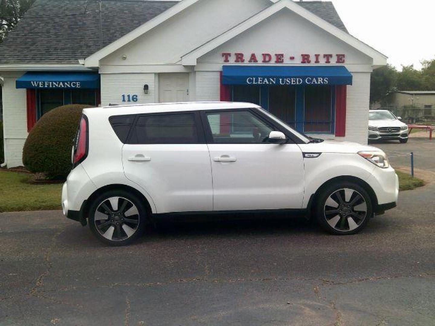 2014 Clear White /Black Kia Soul ! (KNDJX3A50E7) with an 2.0L L4 DOHC 16V engine, 6-Speed Automatic transmission, located at 116 N. Frazier Street, Conroe, TX, 77301, (936) 647-0690, 30.308662, -95.460480 - Photo#0