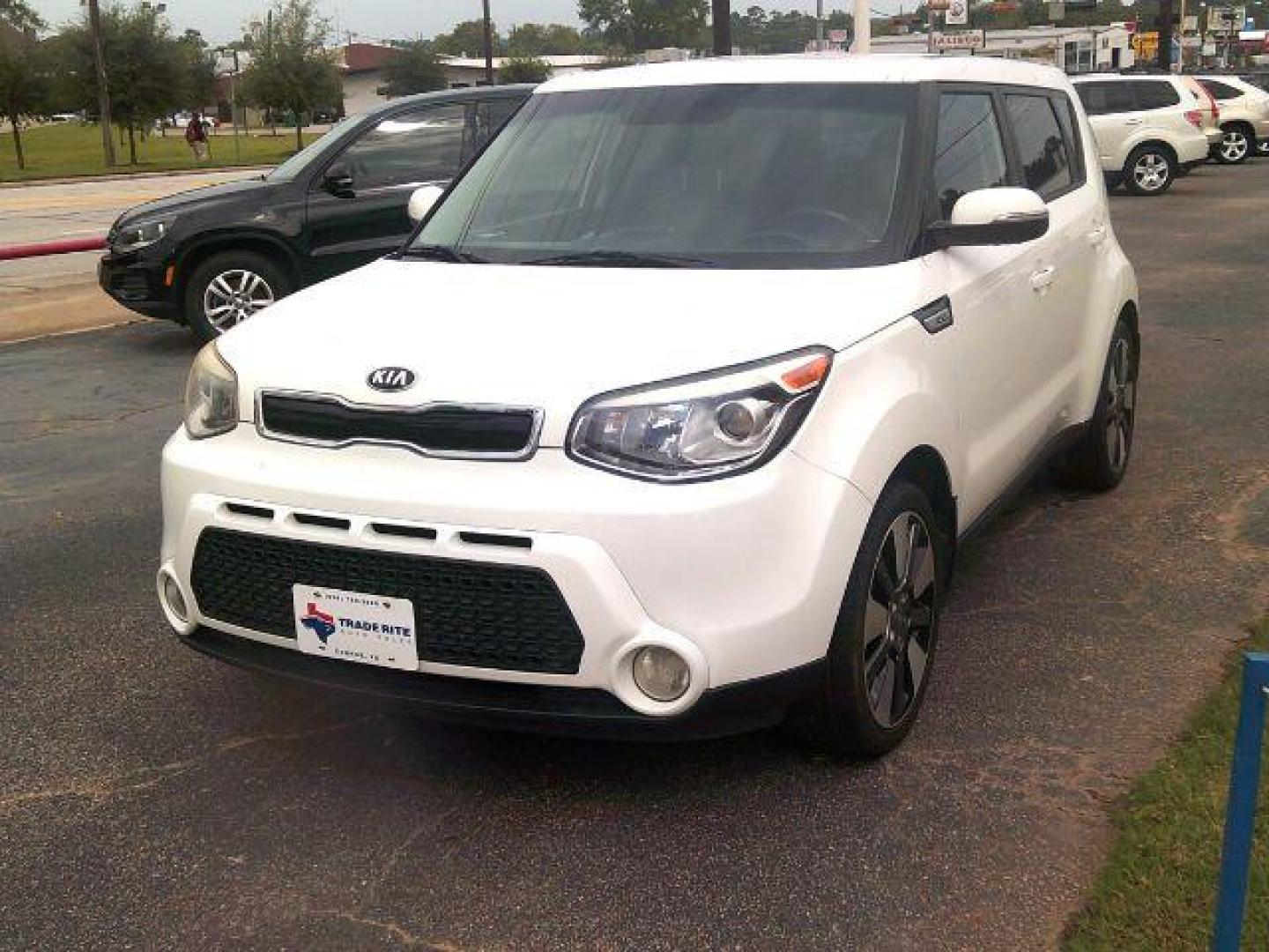 2014 Clear White /Black Kia Soul ! (KNDJX3A50E7) with an 2.0L L4 DOHC 16V engine, 6-Speed Automatic transmission, located at 116 N. Frazier Street, Conroe, TX, 77301, (936) 647-0690, 30.308662, -95.460480 - Photo#2