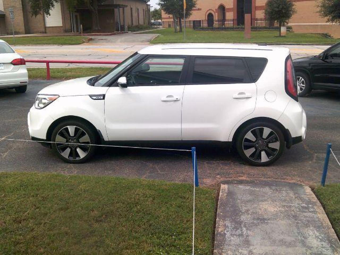 2014 Clear White /Black Kia Soul ! (KNDJX3A50E7) with an 2.0L L4 DOHC 16V engine, 6-Speed Automatic transmission, located at 116 N. Frazier Street, Conroe, TX, 77301, (936) 647-0690, 30.308662, -95.460480 - Photo#3