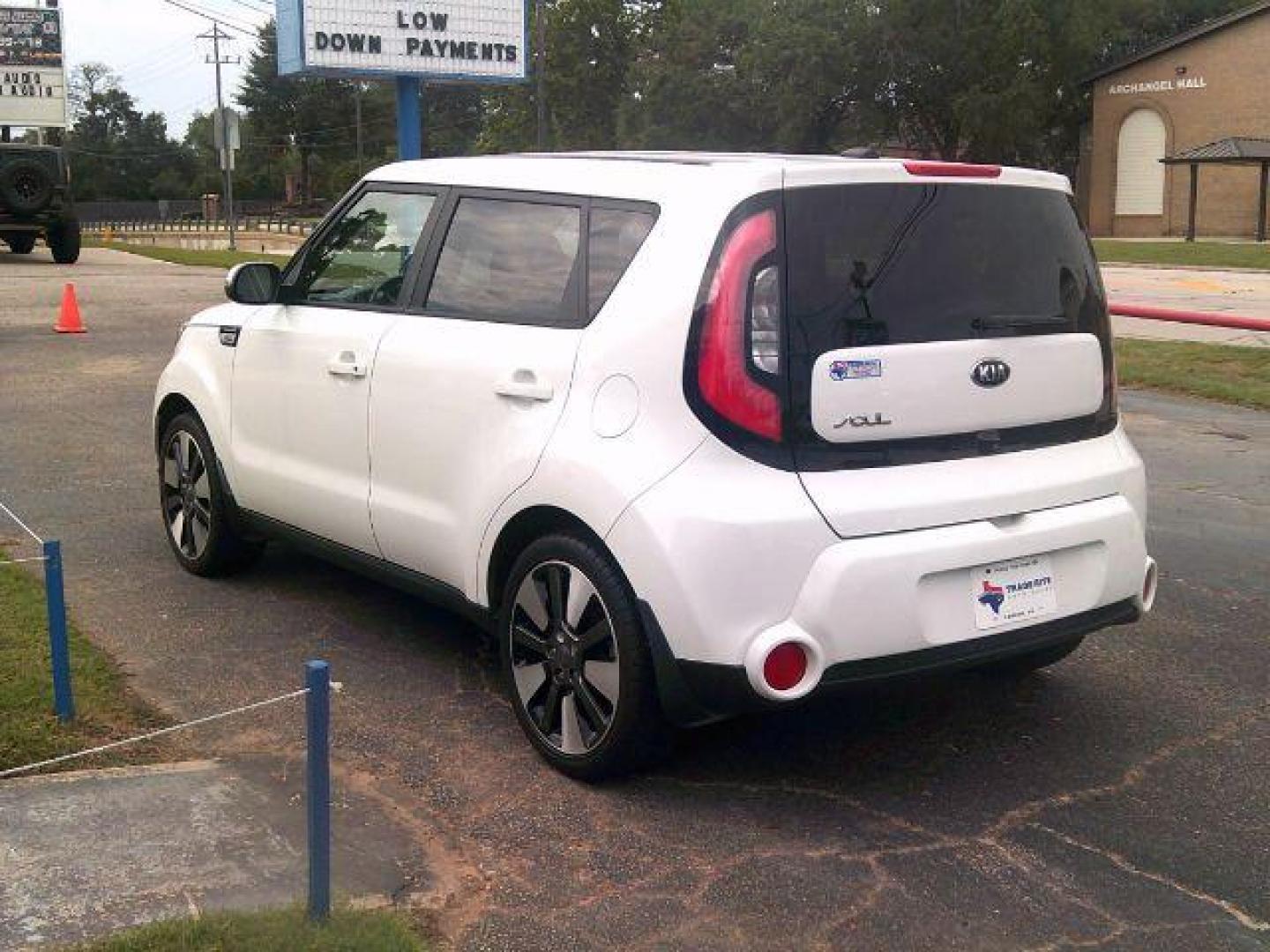 2014 Clear White /Black Kia Soul ! (KNDJX3A50E7) with an 2.0L L4 DOHC 16V engine, 6-Speed Automatic transmission, located at 116 N. Frazier Street, Conroe, TX, 77301, (936) 647-0690, 30.308662, -95.460480 - Photo#4