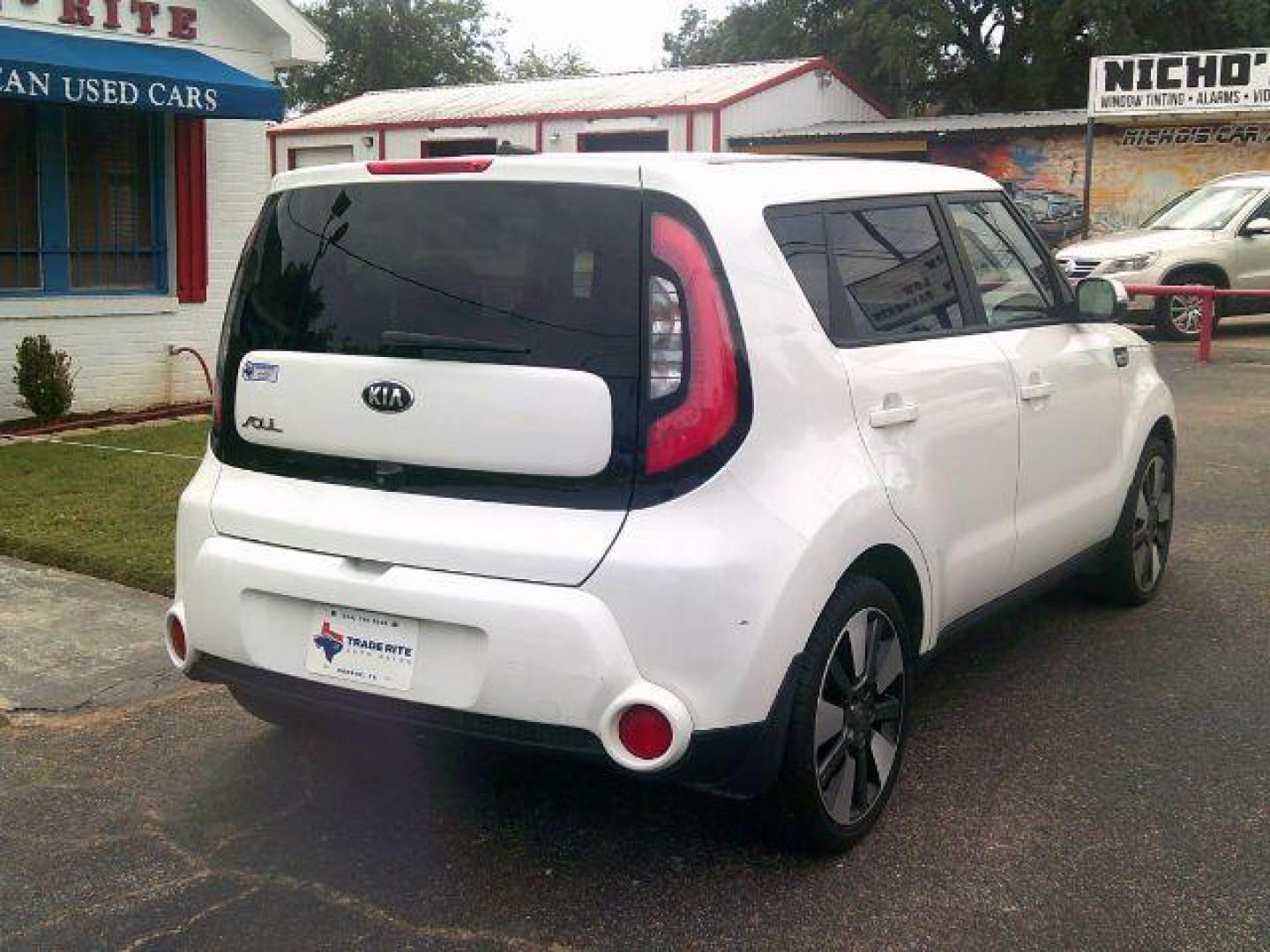 2014 Clear White /Black Kia Soul ! (KNDJX3A50E7) with an 2.0L L4 DOHC 16V engine, 6-Speed Automatic transmission, located at 116 N. Frazier Street, Conroe, TX, 77301, (936) 647-0690, 30.308662, -95.460480 - Photo#5