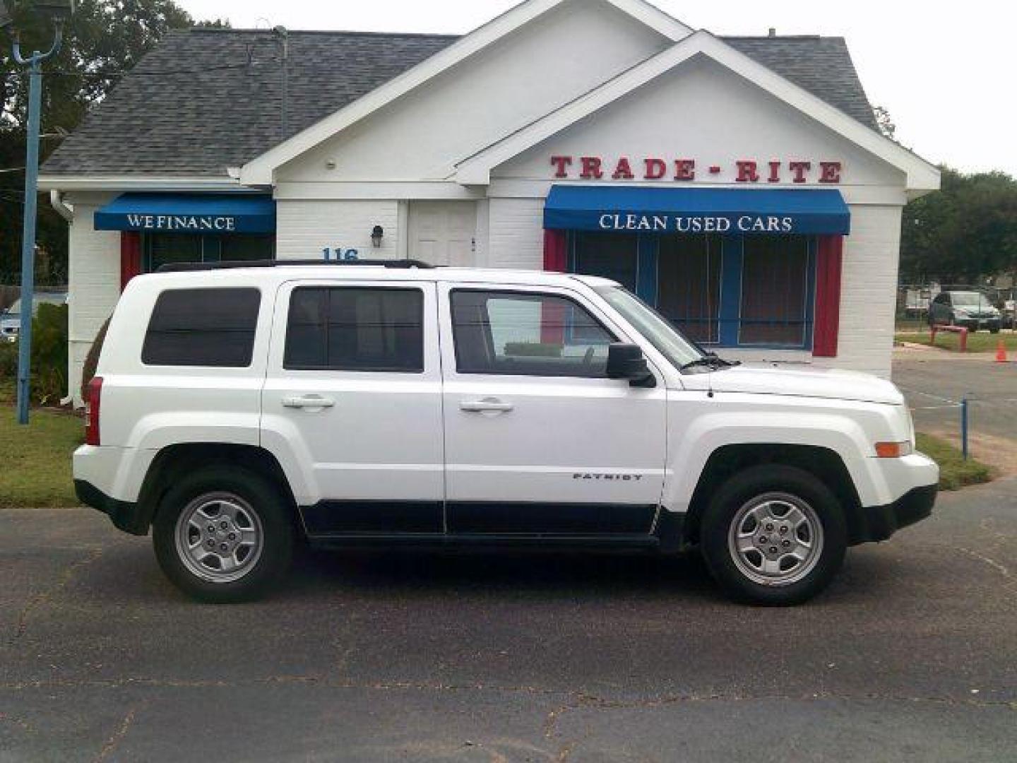 2012 Bright White /Dark Slate Gray/Light Pebble Beige Cloth Interior Jeep Patriot Sport 2WD (1C4NJPBA5CD) with an 2.0L L4 DOHC 16V engine, located at 116 N. Frazier Street, Conroe, TX, 77301, (936) 647-0690, 30.308662, -95.460480 - Photo#0