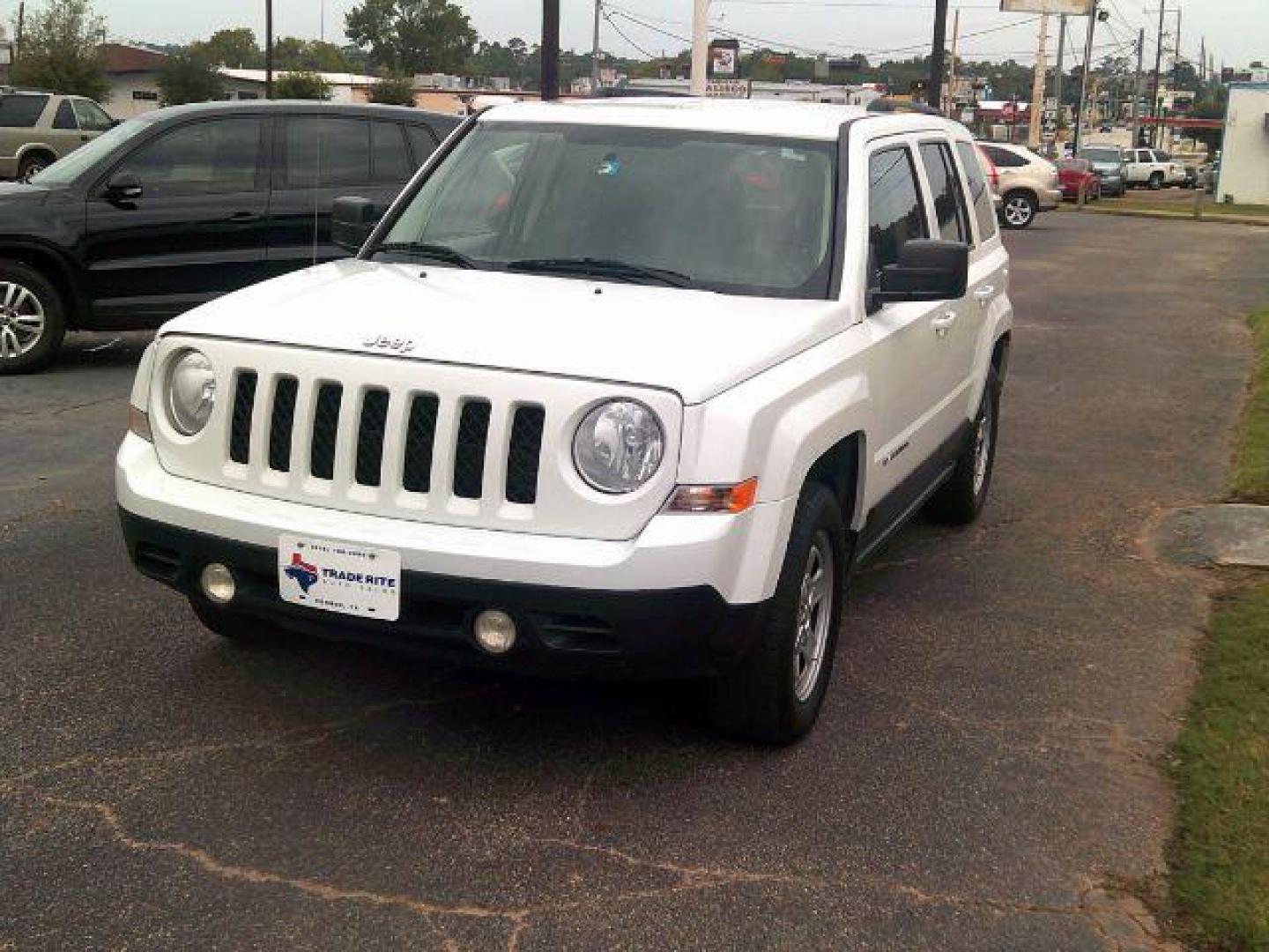 2012 Bright White /Dark Slate Gray/Light Pebble Beige Cloth Interior Jeep Patriot Sport 2WD (1C4NJPBA5CD) with an 2.0L L4 DOHC 16V engine, located at 116 N. Frazier Street, Conroe, TX, 77301, (936) 647-0690, 30.308662, -95.460480 - Photo#2