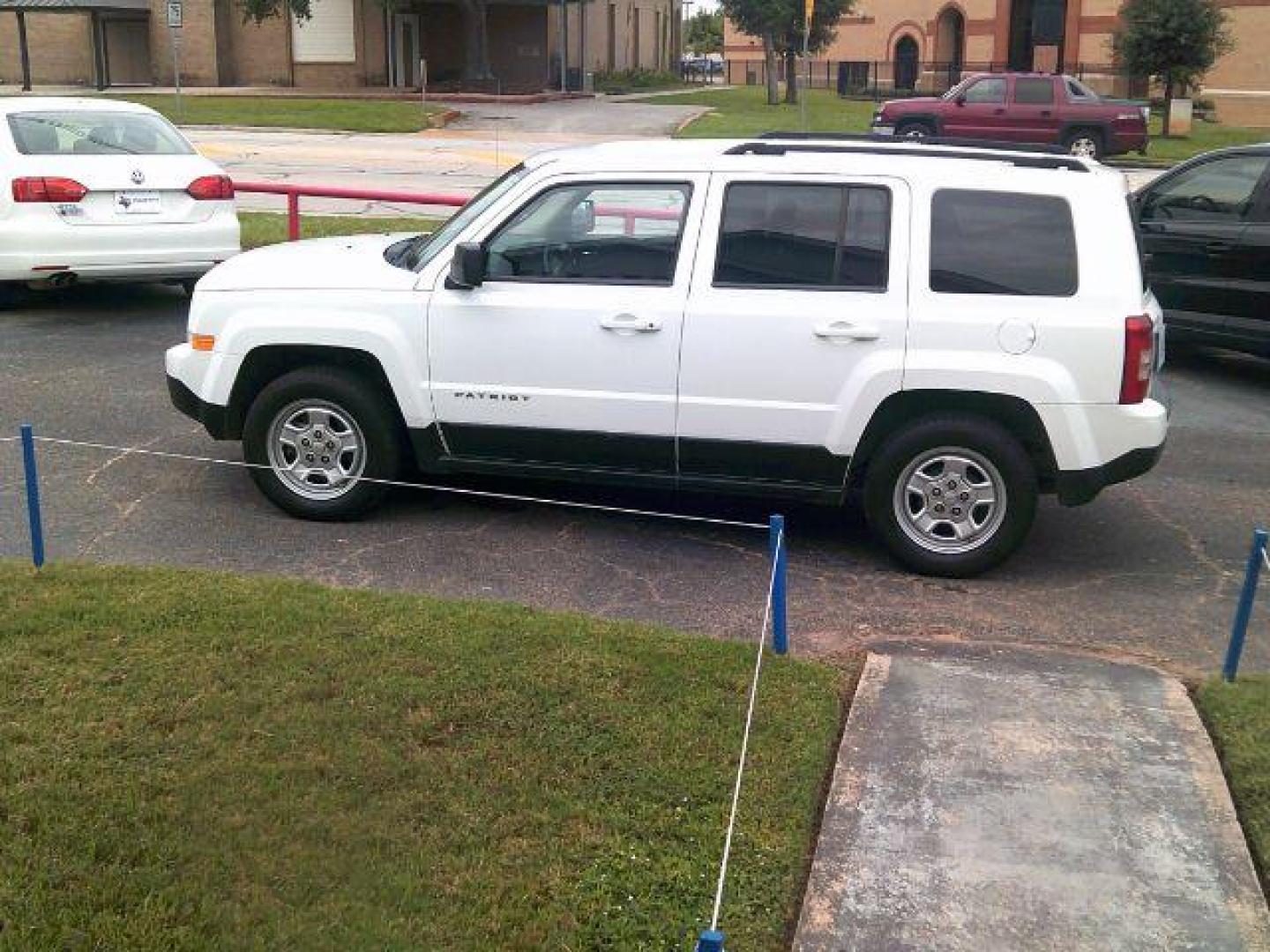 2012 Bright White /Dark Slate Gray/Light Pebble Beige Cloth Interior Jeep Patriot Sport 2WD (1C4NJPBA5CD) with an 2.0L L4 DOHC 16V engine, located at 116 N. Frazier Street, Conroe, TX, 77301, (936) 647-0690, 30.308662, -95.460480 - Photo#3