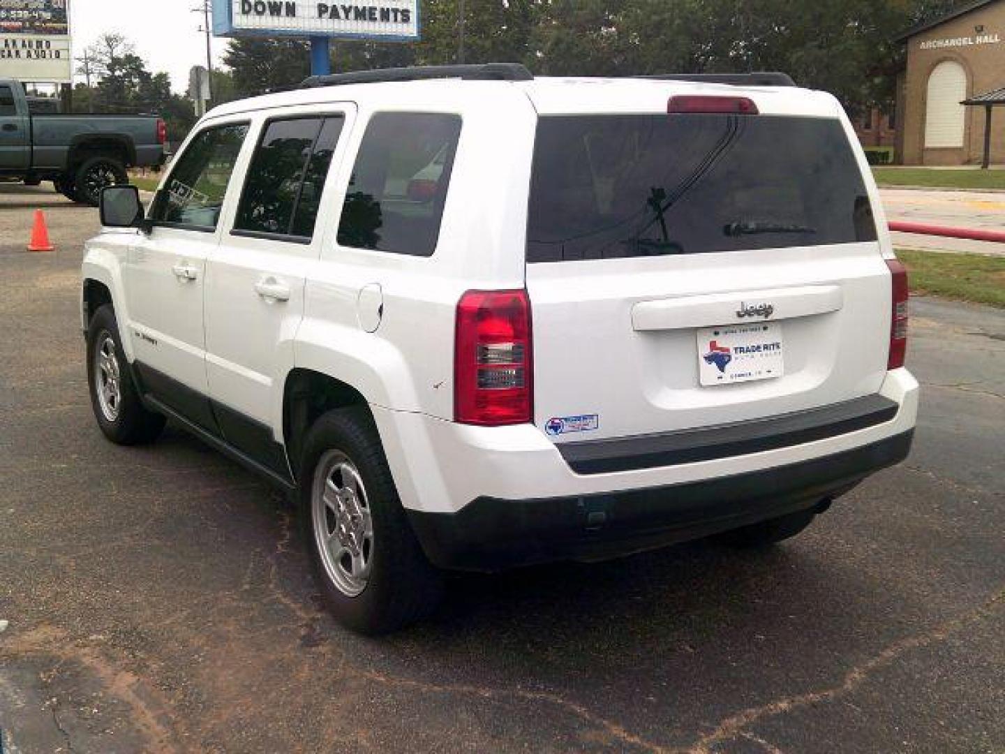 2012 Bright White /Dark Slate Gray/Light Pebble Beige Cloth Interior Jeep Patriot Sport 2WD (1C4NJPBA5CD) with an 2.0L L4 DOHC 16V engine, located at 116 N. Frazier Street, Conroe, TX, 77301, (936) 647-0690, 30.308662, -95.460480 - Photo#4