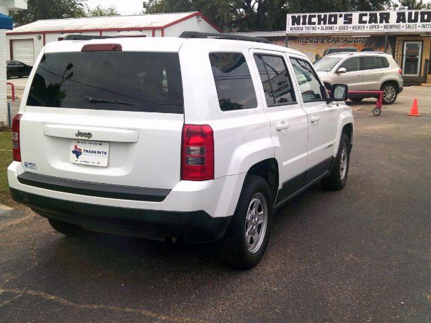 2012 Bright White /Dark Slate Gray/Light Pebble Beige Cloth Interior Jeep Patriot Sport 2WD (1C4NJPBA5CD) with an 2.0L L4 DOHC 16V engine, located at 116 N. Frazier Street, Conroe, TX, 77301, (936) 647-0690, 30.308662, -95.460480 - Photo#5