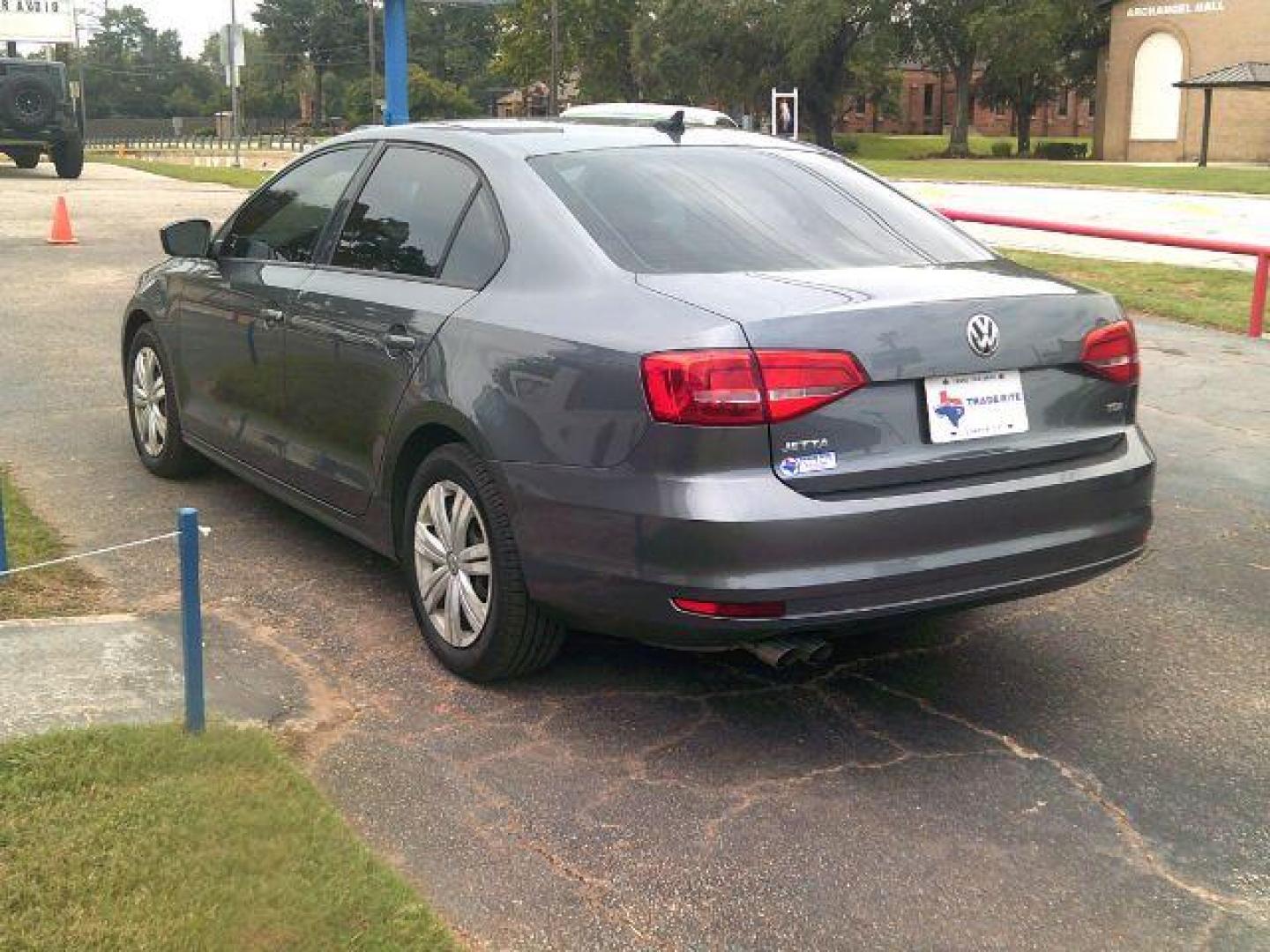 2015 Moonrock Silver Metallic /Titan Black, cloth Volkswagen Jetta TDI S 6A (3VWLA7AJ4FM) with an 2.0L L4 DOHC 16V TURBO engine, 6-Speed Automatic transmission, located at 116 N. Frazier Street, Conroe, TX, 77301, (936) 647-0690, 30.308662, -95.460480 - Photo#4