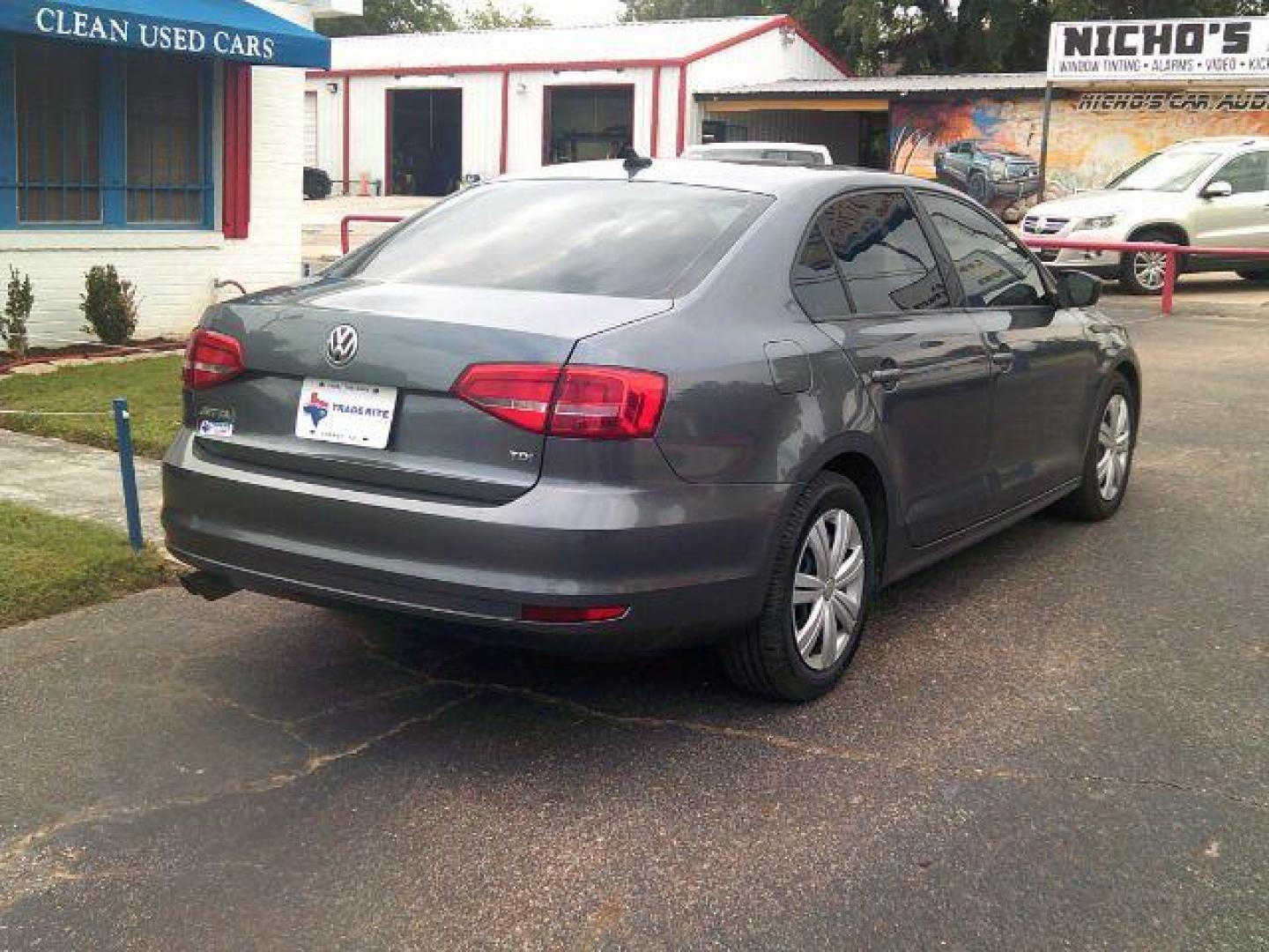 2015 Moonrock Silver Metallic /Titan Black, cloth Volkswagen Jetta TDI S 6A (3VWLA7AJ4FM) with an 2.0L L4 DOHC 16V TURBO engine, 6-Speed Automatic transmission, located at 116 N. Frazier Street, Conroe, TX, 77301, (936) 647-0690, 30.308662, -95.460480 - Photo#5