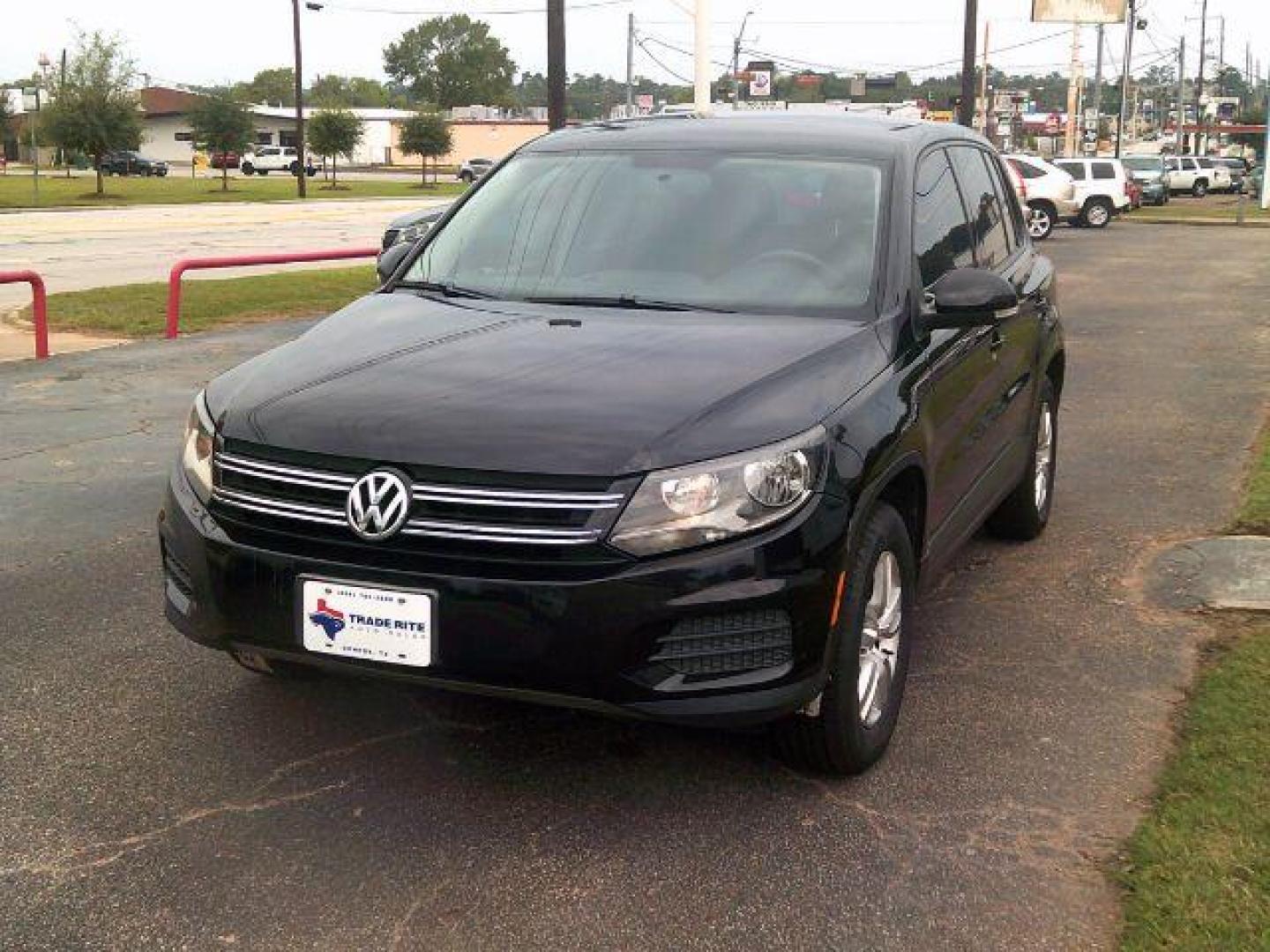 2013 Black /Black Volkswagen Tiguan SE (WVGAV7AX1DW) with an 2.0L L4 DOHC 16V TURBO engine, 6-Speed Automatic transmission, located at 116 N. Frazier Street, Conroe, TX, 77301, (936) 647-0690, 30.308662, -95.460480 - Photo#2