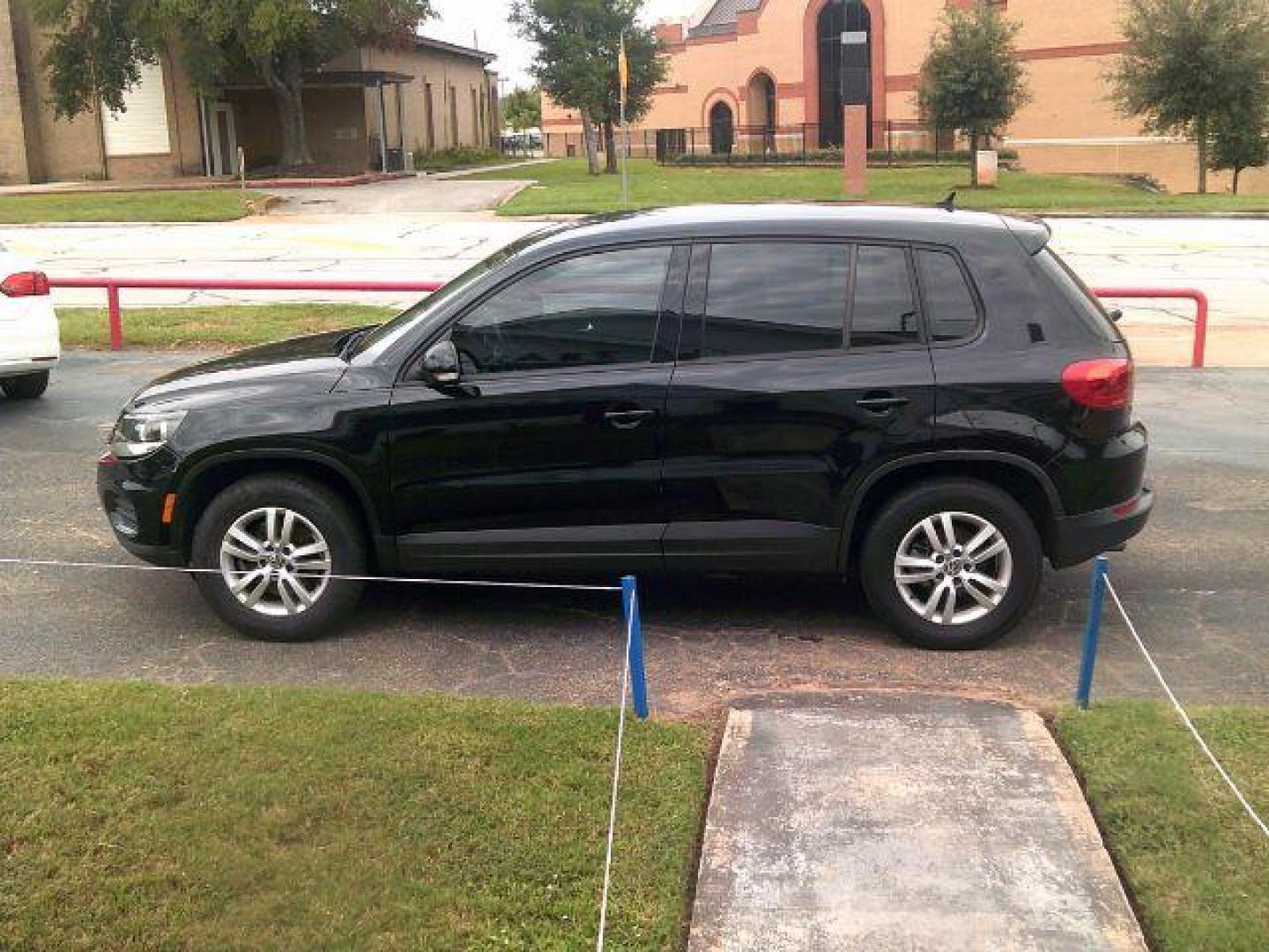 2013 Black /Black Volkswagen Tiguan SE (WVGAV7AX1DW) with an 2.0L L4 DOHC 16V TURBO engine, 6-Speed Automatic transmission, located at 116 N. Frazier Street, Conroe, TX, 77301, (936) 647-0690, 30.308662, -95.460480 - Photo#3