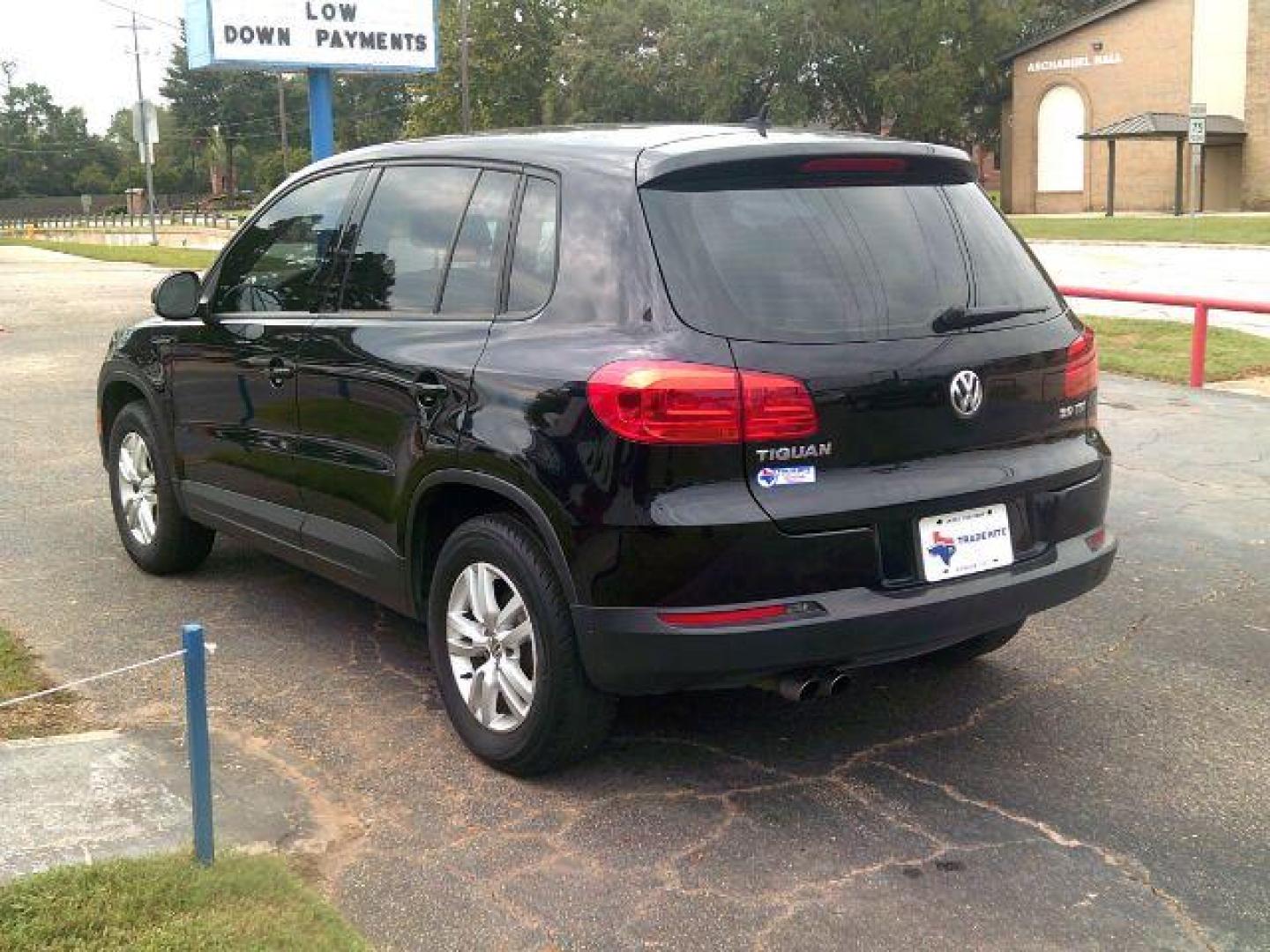 2013 Black /Black Volkswagen Tiguan SE (WVGAV7AX1DW) with an 2.0L L4 DOHC 16V TURBO engine, 6-Speed Automatic transmission, located at 116 N. Frazier Street, Conroe, TX, 77301, (936) 647-0690, 30.308662, -95.460480 - Photo#4