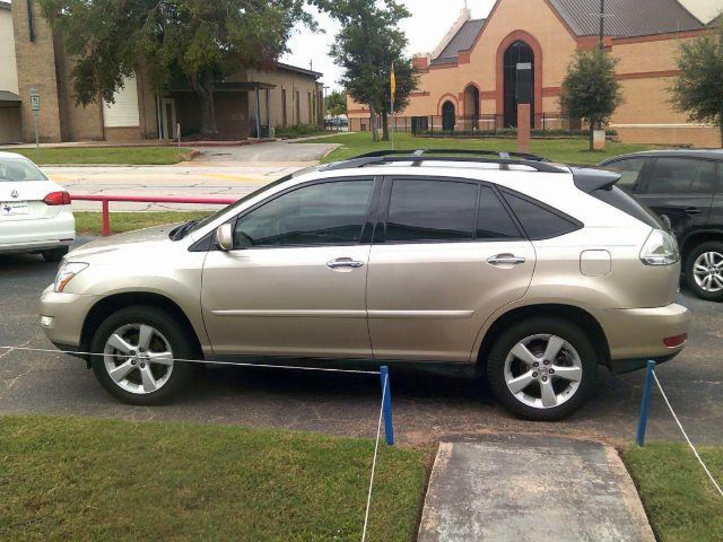 2008 Gold /Tan Leather Lexus RX 350 FWD (2T2GK31U98C) with an 3.5L V6 DOHC 24V engine, 5-Speed Automatic transmission, located at 116 N. Frazier Street, Conroe, TX, 77301, (936) 647-0690, 30.308662, -95.460480 - Photo#3