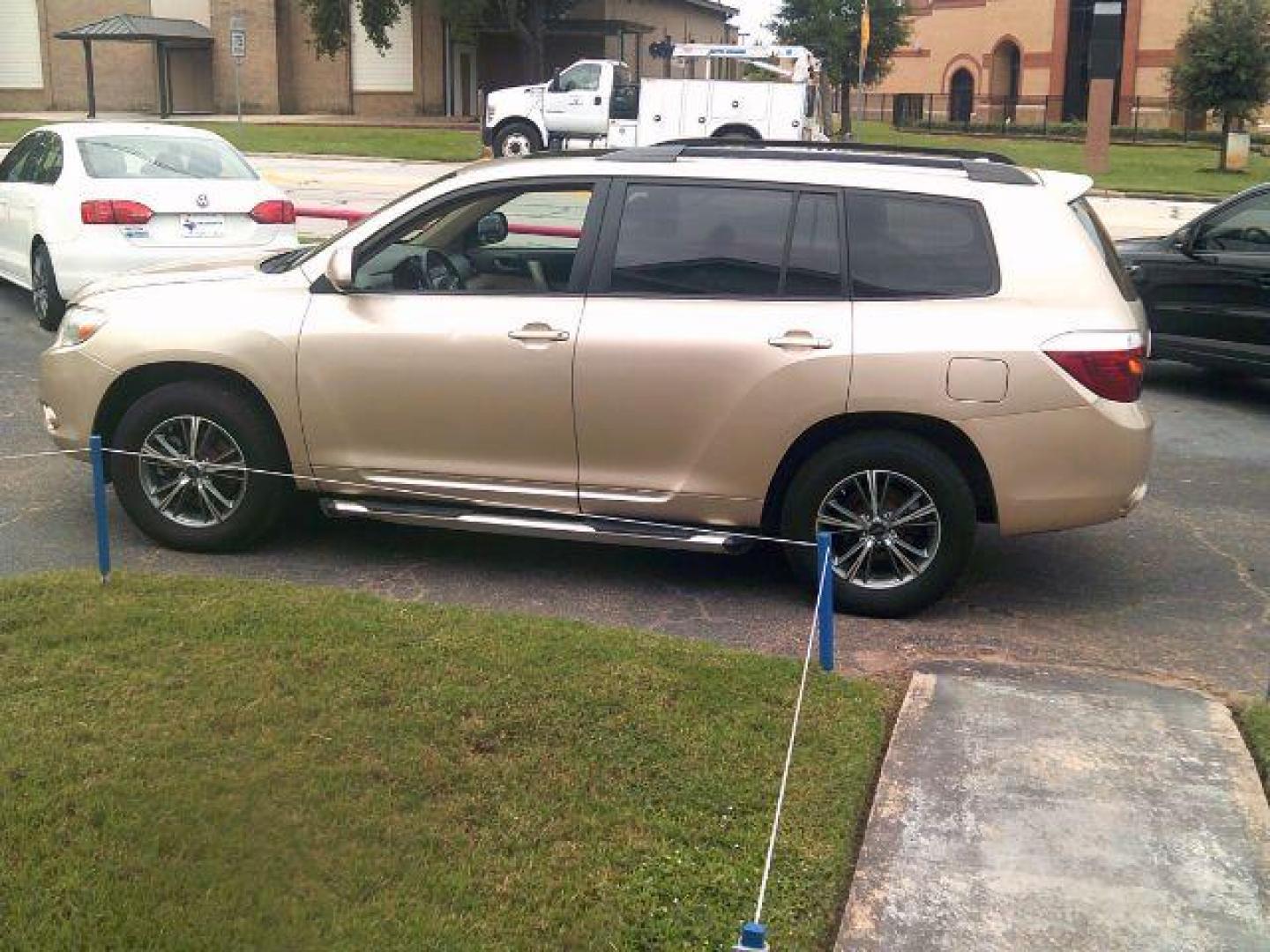 2010 Sandy Beach Metallic /Sand Beige Leather Interior Toyota Highlander Sport 2WD (5TDKK3EH2AS) with an 3.5L V6 DOHC 24V engine, 5-Speed Automatic transmission, located at 116 N. Frazier Street, Conroe, TX, 77301, (936) 647-0690, 30.308662, -95.460480 - Photo#3