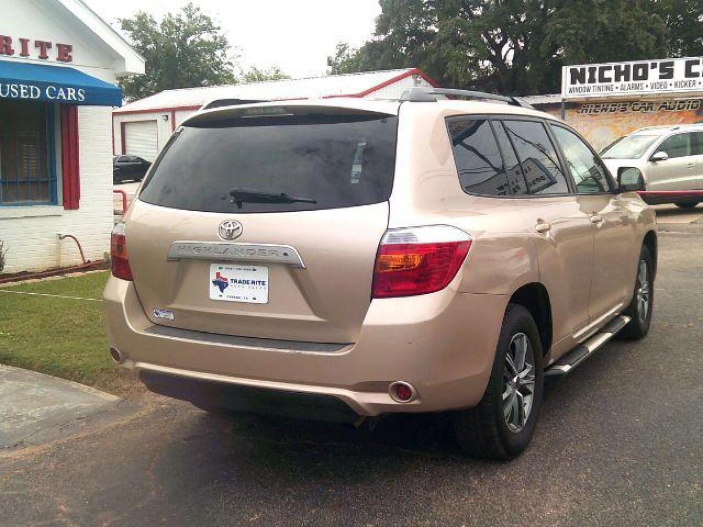 2010 Sandy Beach Metallic /Sand Beige Leather Interior Toyota Highlander Sport 2WD (5TDKK3EH2AS) with an 3.5L V6 DOHC 24V engine, 5-Speed Automatic transmission, located at 116 N. Frazier Street, Conroe, TX, 77301, (936) 647-0690, 30.308662, -95.460480 - Photo#5