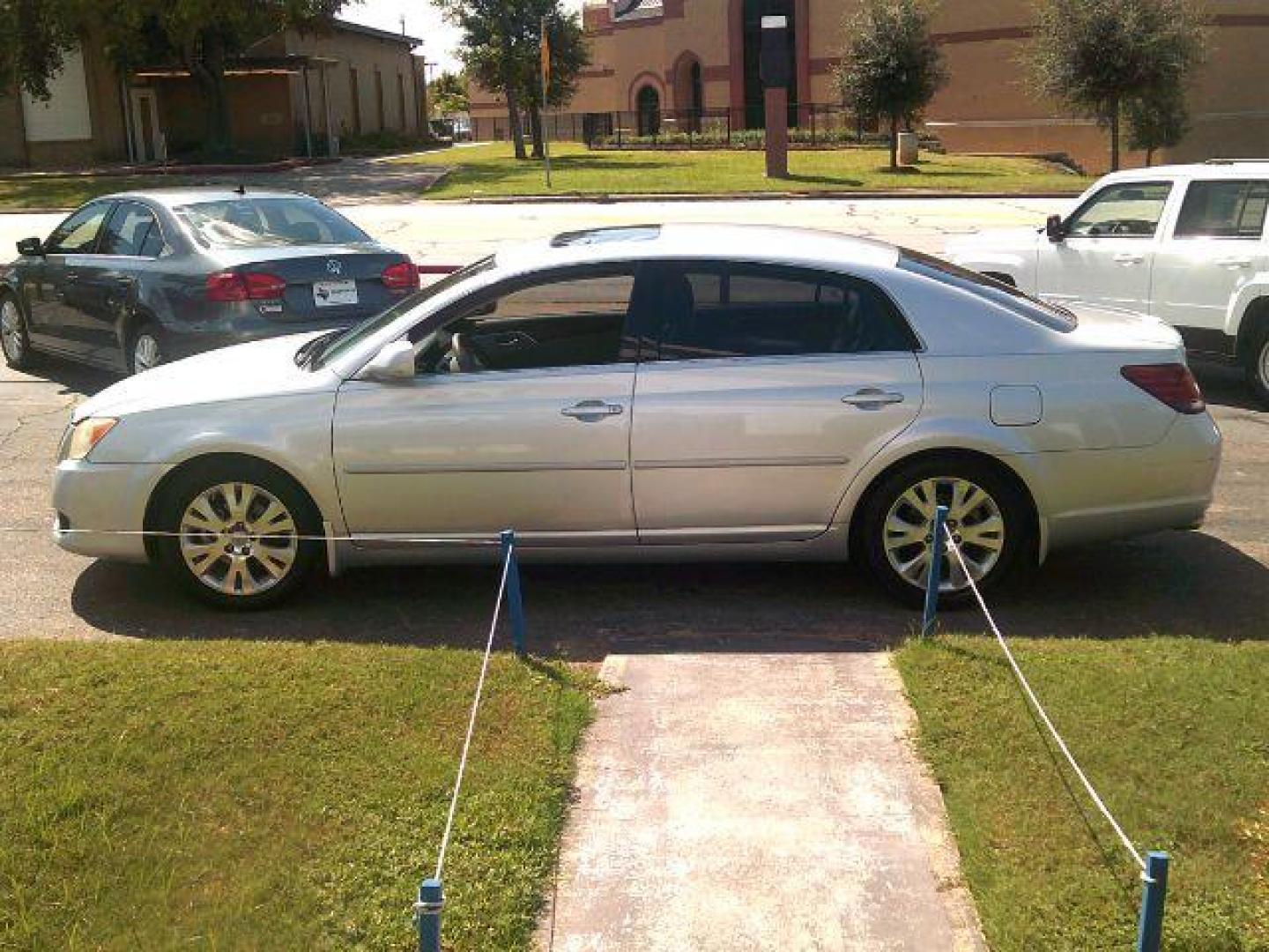 2008 Classic Silver Metallic /Light Grey Leather Interior Toyota Avalon XLS (4T1BK36BX8U) with an 3.5L V6 DOHC 24V engine, 6-Speed Automatic transmission, located at 116 N. Frazier Street, Conroe, TX, 77301, (936) 647-0690, 30.308662, -95.460480 - Photo#3