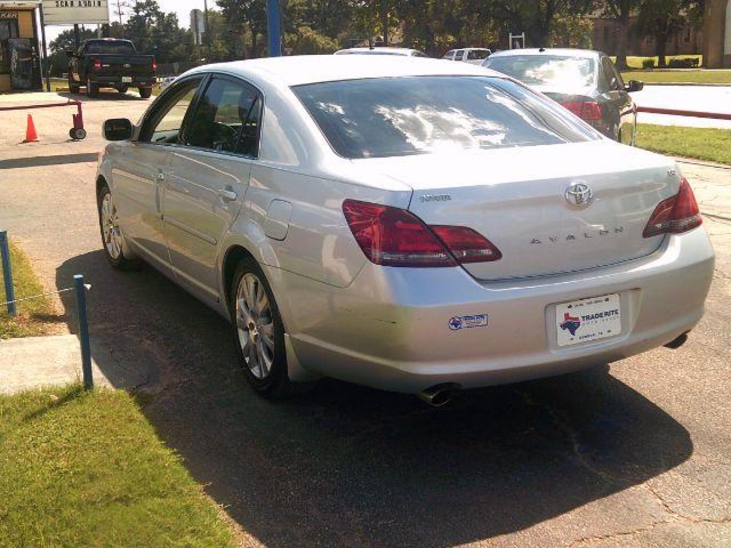 2008 Classic Silver Metallic /Light Grey Leather Interior Toyota Avalon XLS (4T1BK36BX8U) with an 3.5L V6 DOHC 24V engine, 6-Speed Automatic transmission, located at 116 N. Frazier Street, Conroe, TX, 77301, (936) 647-0690, 30.308662, -95.460480 - Photo#4