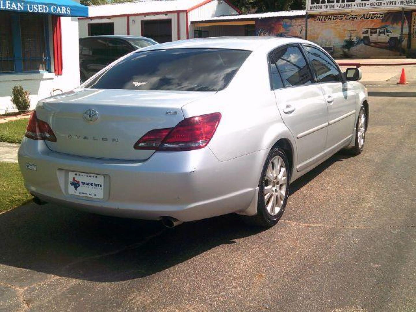 2008 Classic Silver Metallic /Light Grey Leather Interior Toyota Avalon XLS (4T1BK36BX8U) with an 3.5L V6 DOHC 24V engine, 6-Speed Automatic transmission, located at 116 N. Frazier Street, Conroe, TX, 77301, (936) 647-0690, 30.308662, -95.460480 - Photo#5