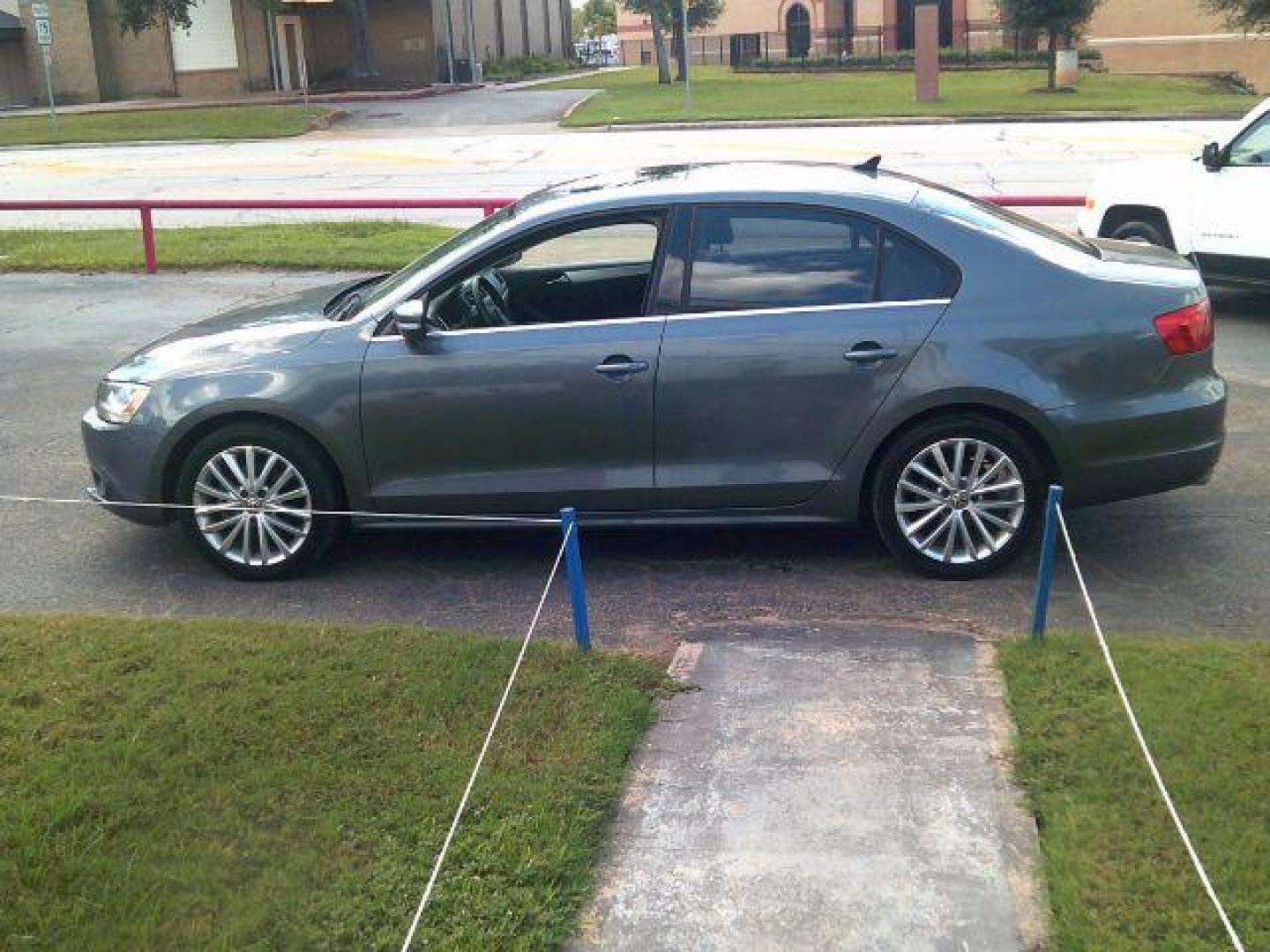 2012 Reflex Silver Metallic /Titan Black V-TEX Leatherette Interior Volkswagen Jetta SEL (3VWLX7AJ9CM) with an 2.5L L5 DOHC 20V engine, 6-Speed Automatic transmission, located at 116 N. Frazier Street, Conroe, TX, 77301, (936) 647-0690, 30.308662, -95.460480 - Photo#3