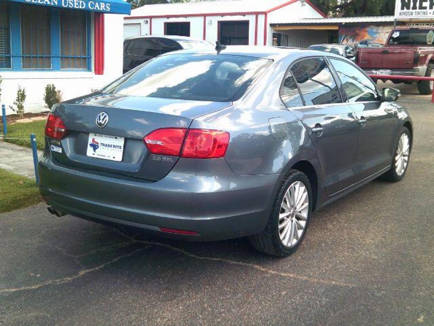 2012 Reflex Silver Metallic /Titan Black V-TEX Leatherette Interior Volkswagen Jetta SEL (3VWLX7AJ9CM) with an 2.5L L5 DOHC 20V engine, 6-Speed Automatic transmission, located at 116 N. Frazier Street, Conroe, TX, 77301, (936) 647-0690, 30.308662, -95.460480 - Photo#5