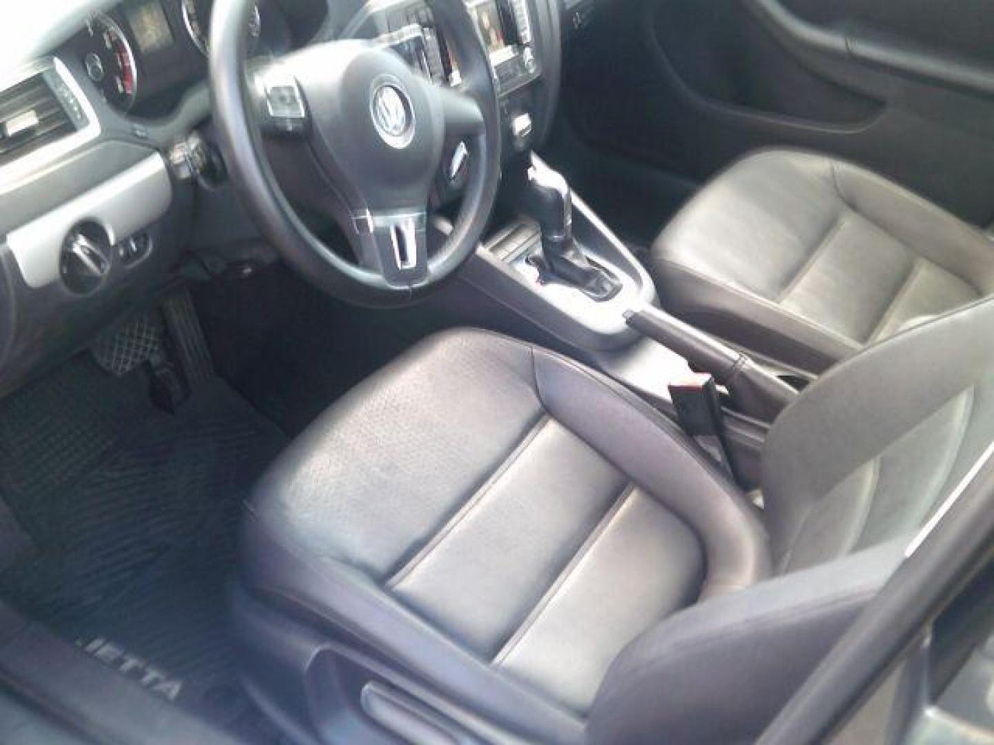 2012 Reflex Silver Metallic /Titan Black V-TEX Leatherette Interior Volkswagen Jetta SEL (3VWLX7AJ9CM) with an 2.5L L5 DOHC 20V engine, 6-Speed Automatic transmission, located at 116 N. Frazier Street, Conroe, TX, 77301, (936) 647-0690, 30.308662, -95.460480 - Photo#7