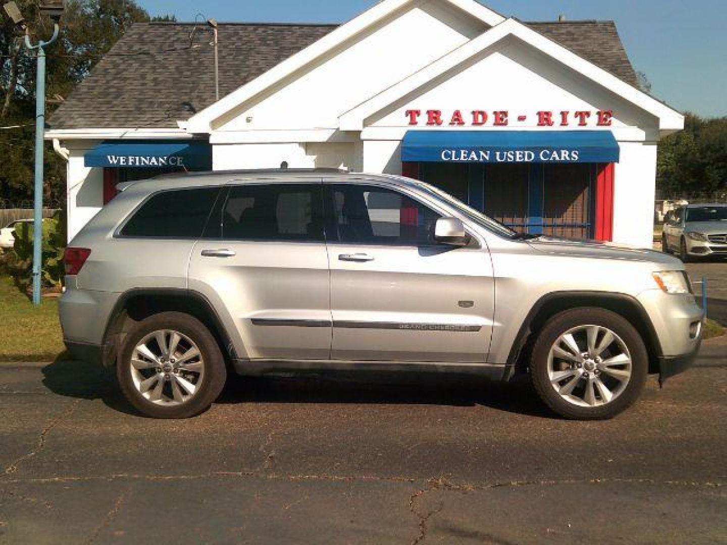 2011 Bright Silver Metallic /Black Leather Interior Jeep Grand Cherokee Laredo 4WD (1J4RR4GG3BC) with an 3.6L V6 DOHC 24V engine, 5-Speed Automatic transmission, located at 116 N. Frazier Street, Conroe, TX, 77301, (936) 647-0690, 30.308662, -95.460480 - Photo#0