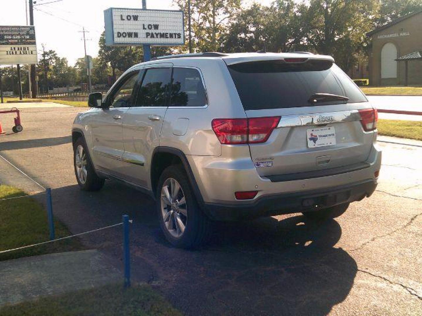 2011 Bright Silver Metallic /Black Leather Interior Jeep Grand Cherokee Laredo 4WD (1J4RR4GG3BC) with an 3.6L V6 DOHC 24V engine, 5-Speed Automatic transmission, located at 116 N. Frazier Street, Conroe, TX, 77301, (936) 647-0690, 30.308662, -95.460480 - Photo#4