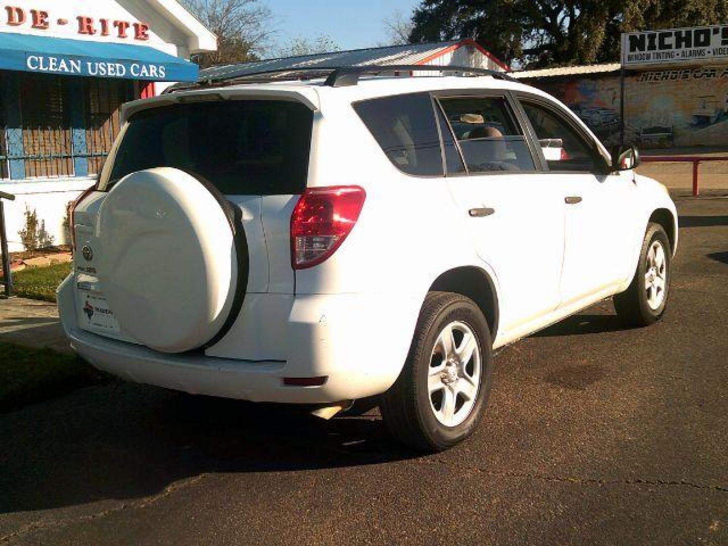 2007 Super White /Ash Cloth Interior Toyota RAV4 Base I4 2WD (JTMZD33V076) with an 2.4L L4 DOHC 16V engine, 4-Speed Automatic transmission, located at 116 N. Frazier Street, Conroe, TX, 77301, (936) 647-0690, 30.308662, -95.460480 - Photo#5